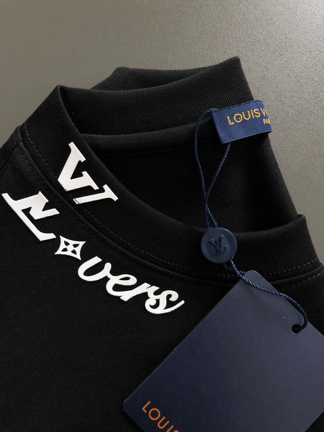  L牌**合身版型M-XXXL
25春夏顶级白色领口字母分割胶印经典百搭短袖，精致工艺专柜面料，顶级元素