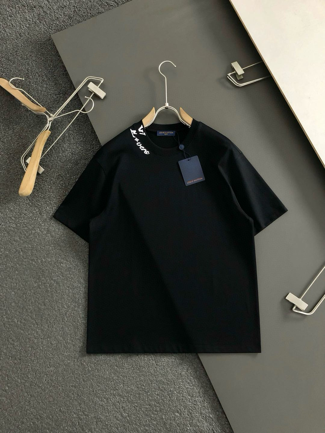 L牌**合身版型M-XXXL
25春夏顶级白色领口字母分割胶印经典百搭短袖，精致工艺专柜面料，顶级元素