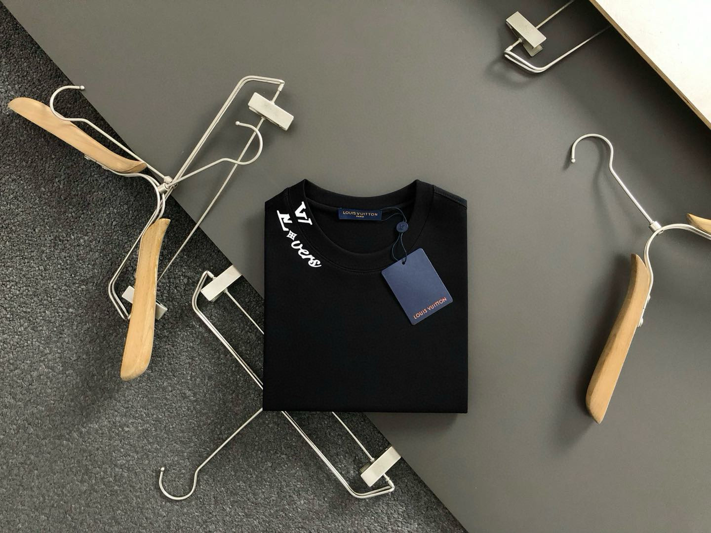  L牌**合身版型M-XXXL
25春夏顶级白色领口字母分割胶印经典百搭短袖，精致工艺专柜面料，顶级元素