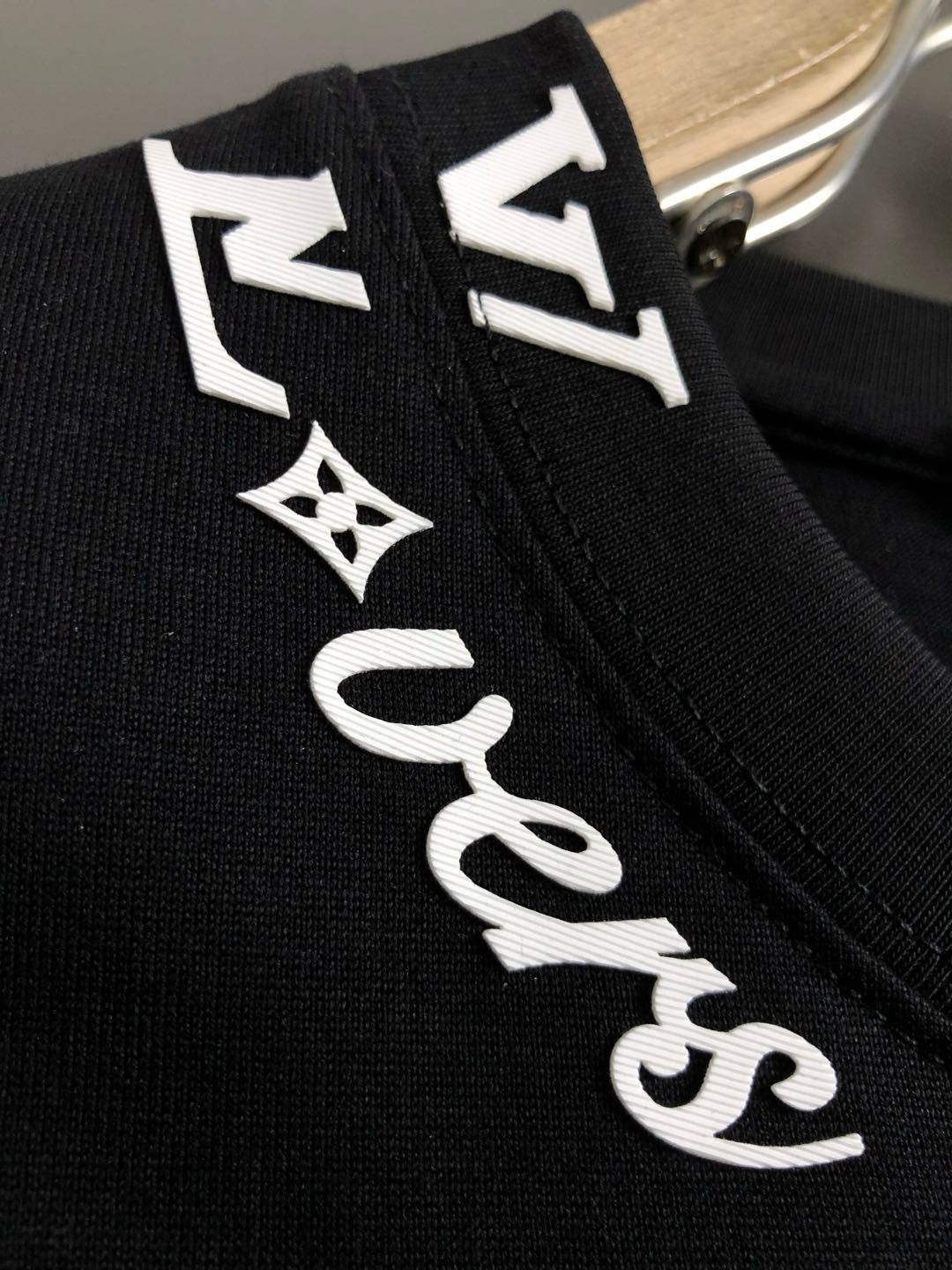 L牌**合身版型M-XXXL
25春夏顶级白色领口字母分割胶印经典百搭短袖，精致工艺专柜面料，顶级元素