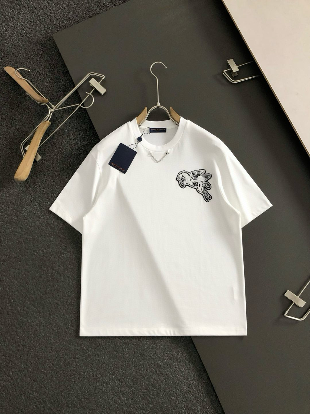  L牌*合身版型M-XXXL
25春夏顶级金属项链搭配立体贴布刺绣飞马经典短袖，精致工艺专柜面料，顶级元