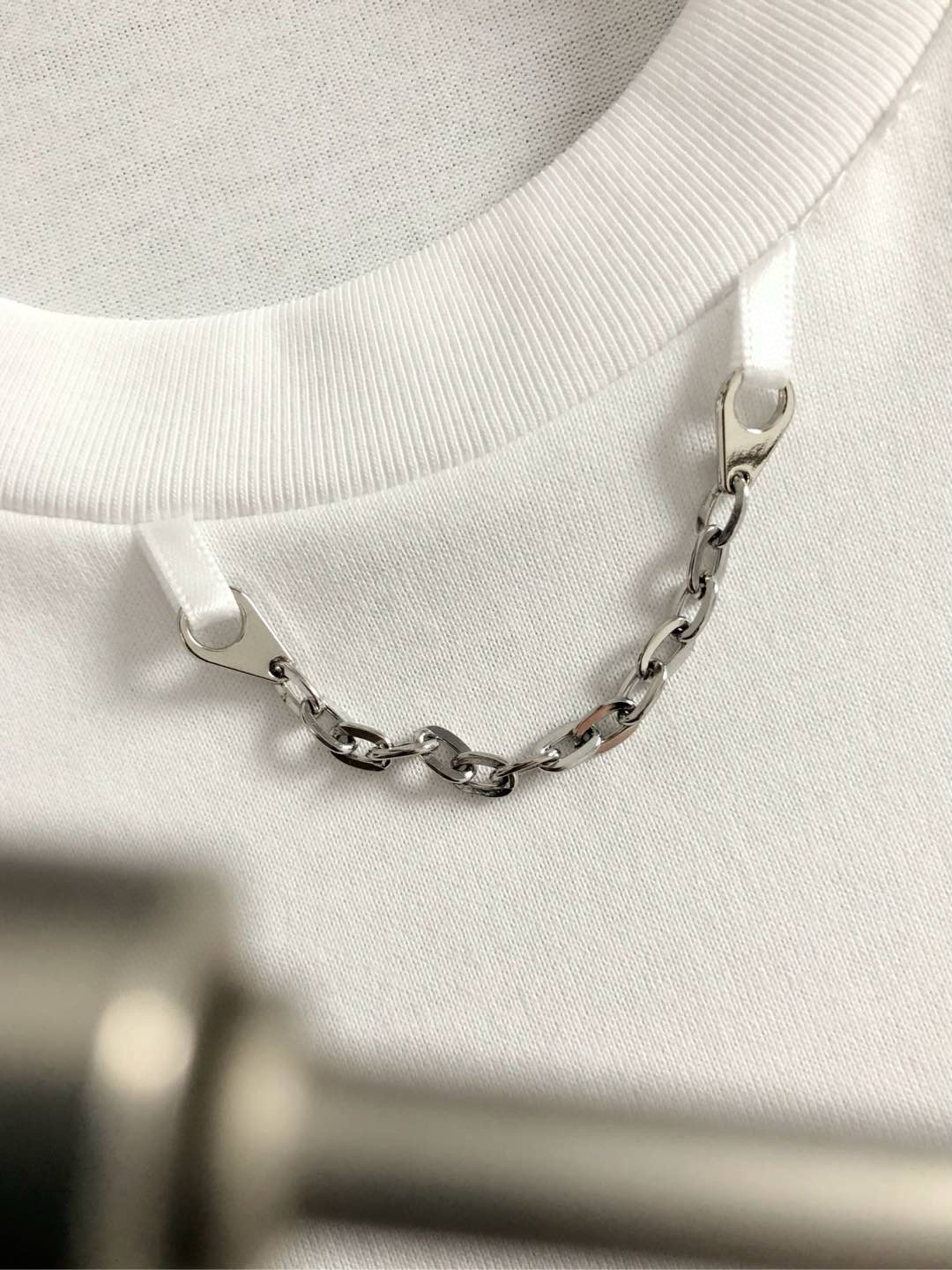  L牌*合身版型M-XXXL
25春夏顶级金属项链搭配立体贴布刺绣飞马经典短袖，精致工艺专柜面料，顶级元