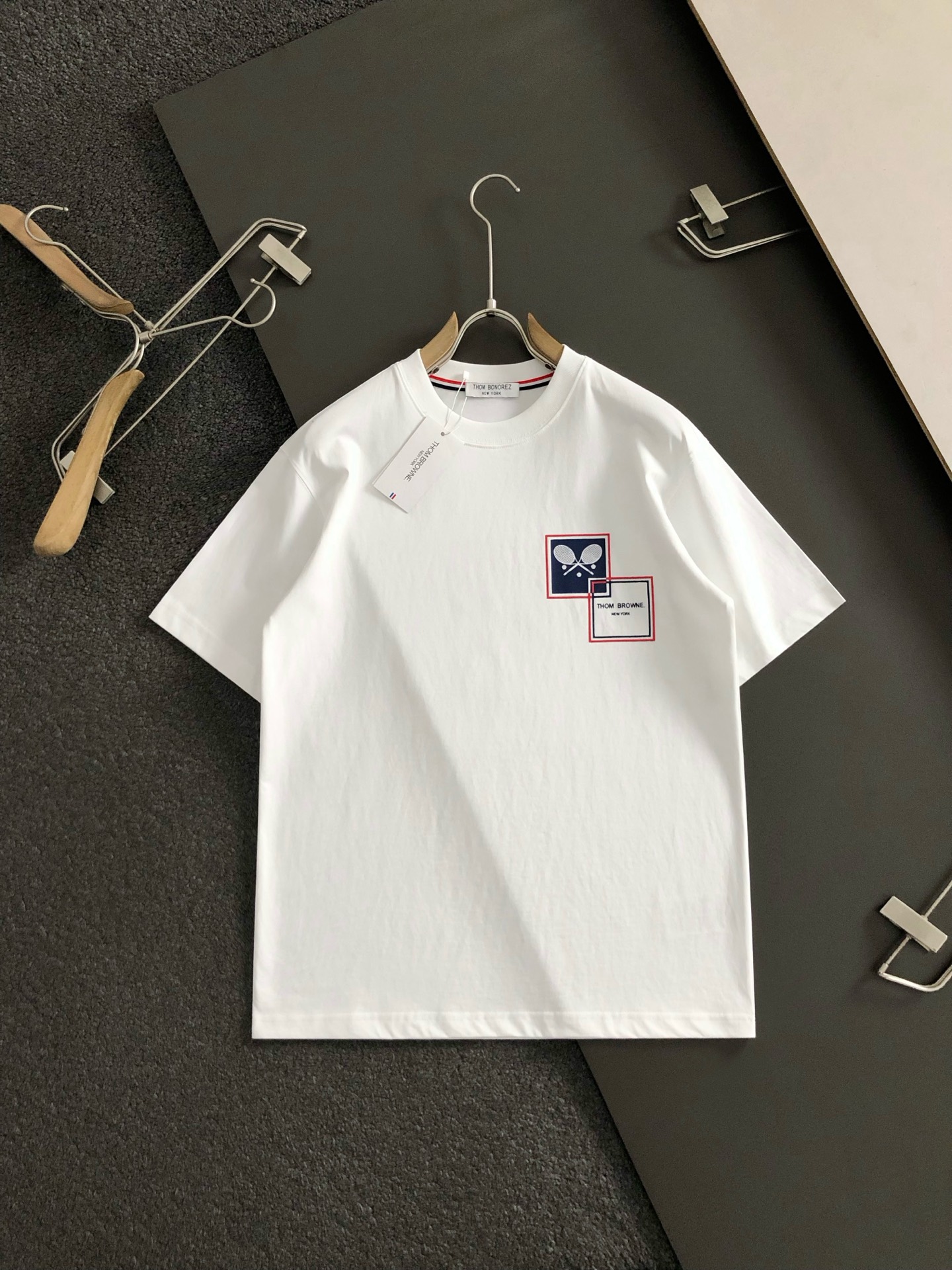 Tb牌*合身版型M-XXXL
25春夏顶级黑色球拍印花工艺重磅经典短袖，精致工艺专柜面料，顶级元素融合
