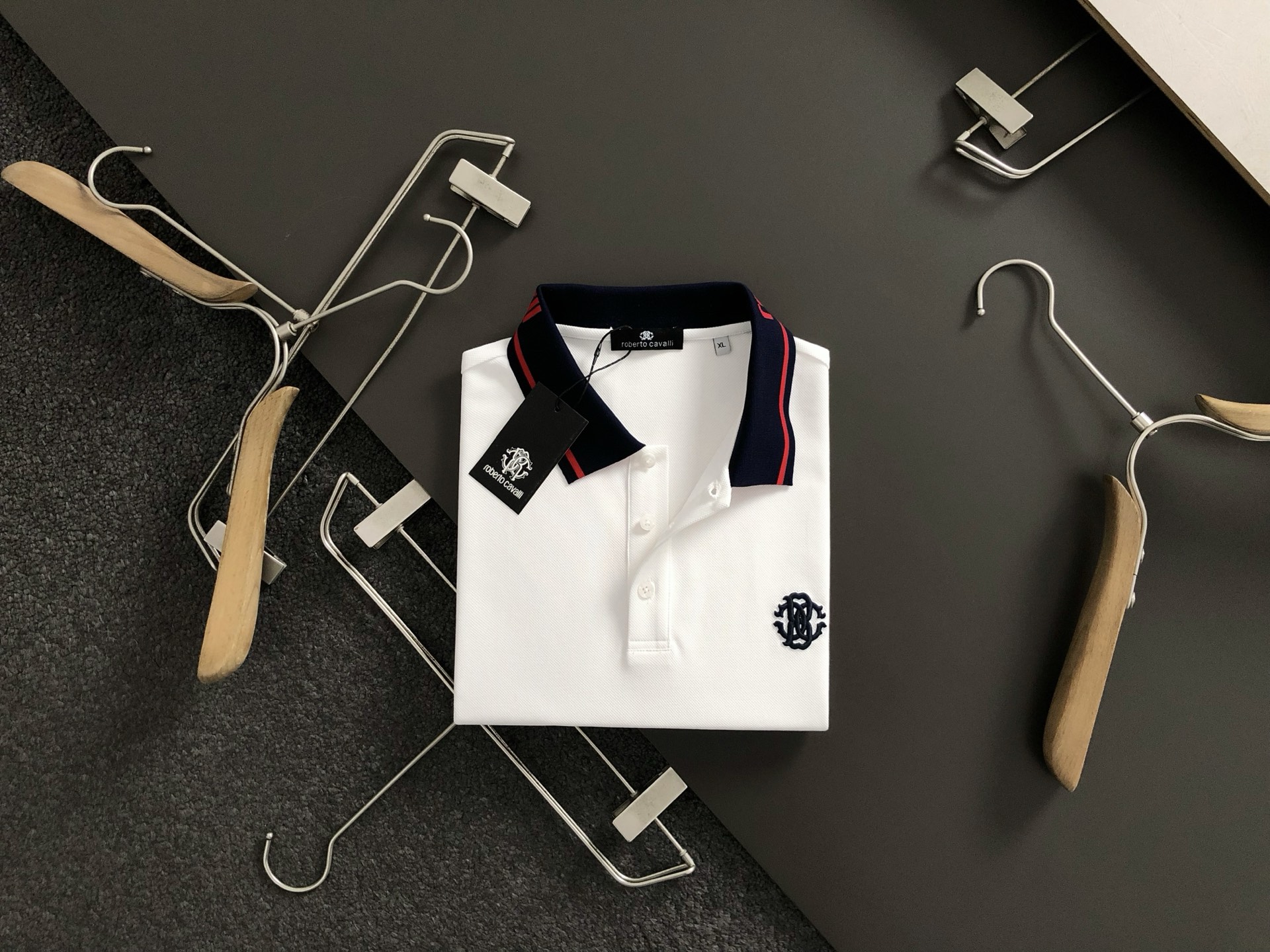 NO:121395,RC* fit style M-XXXL 25 spring and summer top classic versatile three-dimensional offset printing classic polo neckline letter jacquard short sleeves, exquisite silky counter fabric, top-level elements fusion, classic short sleeve 3 logos, trendy men's fashion, whether it is the comfort of the upper body or the incomparable existence, it can be said to be a must-have for summer 170-135(M) 175-150(L) 178-160(XL) 180-170(XXL) 180-180(XXXL), T-shirt,alexander wang19860909RC*合身版型M-XXXL 25春夏顶级经典百搭款立体胶印经典polo领口字母提花短袖,精致丝滑专柜面料,顶级元素融合打造,经典短袖3标齐全,潮男时尚,无论是上身舒适度还是都是无可比拟的存在,可以说是夏日必备 170-135(M) 175-150(L) 178-160(XL)180-170(XXL) 180-180(XXXL),,T-shirt,alexander wang,Men's clothing