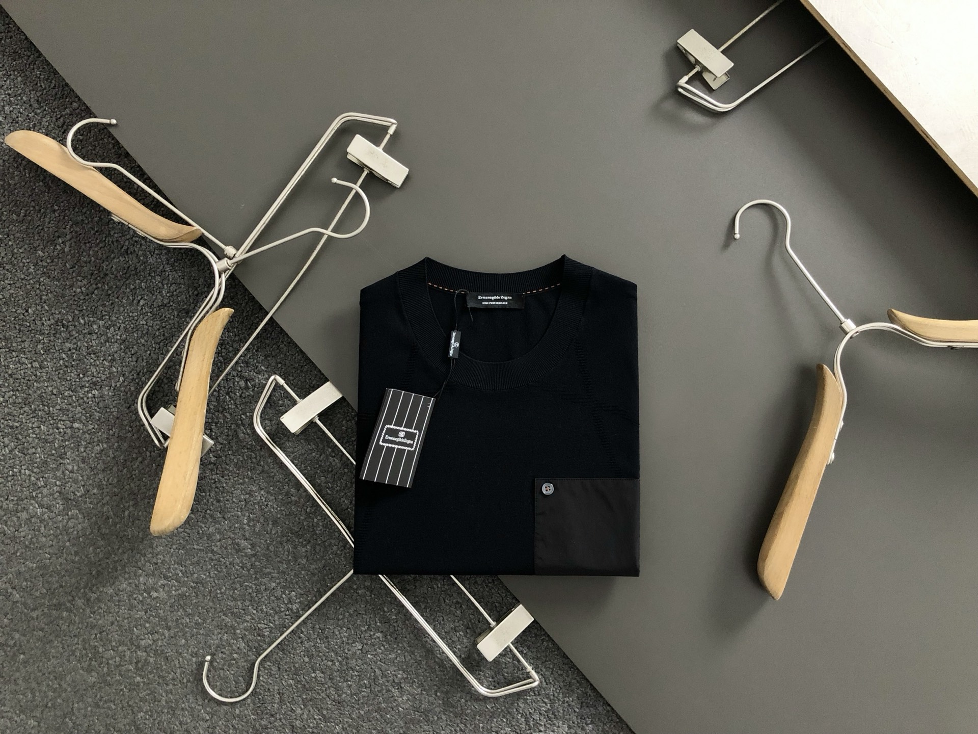 NO:121402,ZA^Slim fit M-xxxl 2025 autumn style top imported private goods, high-end splicing fabric style versatile stroke craft classic sweater, fashionable versatile knitted short-sleeved counter style fashionable and luxurious. The quality is unquestionable. The upper body effect is excellent, the same style on the luxury official website. Style counter size M-xxxl, T-shirt, alexander wang19860909ZA^修身版型M-xxxl 2025秋款顶级进口私货,高端拼接面料款百搭描边工艺经典款针织衫,时尚百搭针织短袖专柜款时尚不失奢华 品质毋庸置疑 上身效果超赞,奢华官网同款 款式专柜尺码M-xxxl,,T-shirt,alexander wang,Men's clothing