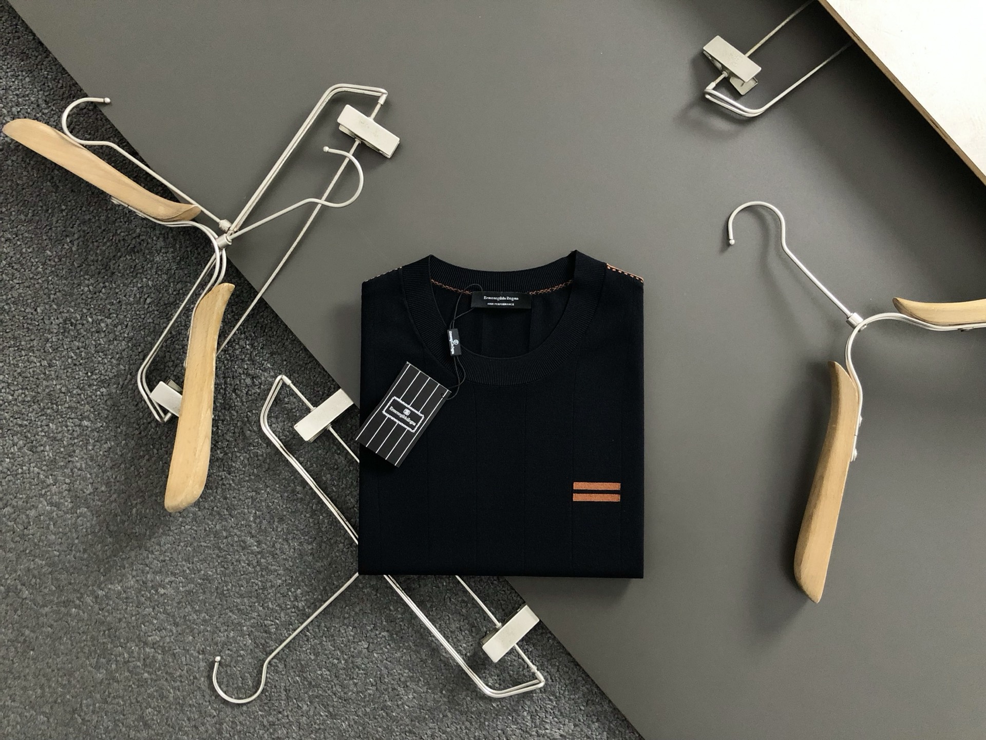 NO:121408,ZA* slim fit M-xxxl 2025 autumn style top imported private goods, high-end concise solid color versatile classic knitted sweater, fashionable versatile knitted short-sleeved counter style fashionable and luxurious. The quality is unquestionable. The upper body effect is excellent, the same style on the luxury official website. Style counter size M-xxxl, T-shirt, alexander wang19860909ZA*修身版型M-xxxl 2025秋款顶级进口私货,高端暗格纯色百搭经典款针织衫,时尚百搭针织短袖专柜款时尚不失奢华 品质毋庸置疑 上身效果超赞,奢华官网同款 款式专柜尺码M-xxxl,,T-shirt,alexander wang,Men's clothing