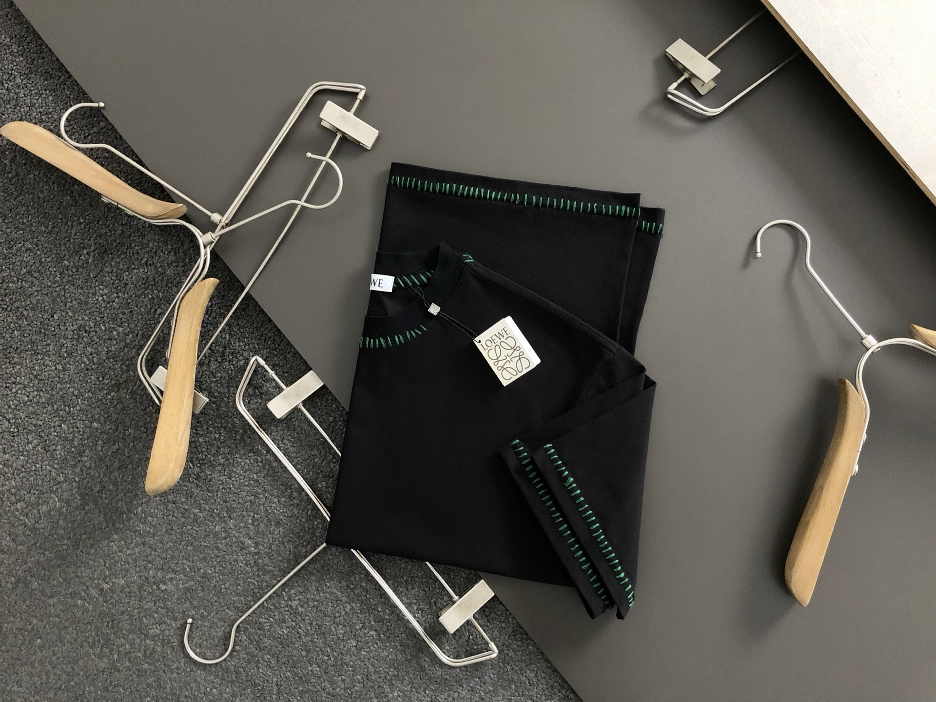 NO:121406,LOW Large Edition M-XXL Top-grade black edge green thread embroidered heavy short sleeves, exquisite craftsmanship counter fabric, top-grade elements fusion, classic short sleeves 3 standards, trendy men's fashion, whether it is the comfort of the upper body or the incomparable existence, it can be said to be a must-have for summer 170-140(M) 175-155(L) 178-165(XL) 180-180(XXL), T-shirt,alexander wang19860909LOW 阔版版型M-XXL 顶级黑色边缘绿色线绣重磅短袖,精致工艺专柜面料,顶级元素融合打造,经典短袖3标齐全,潮男时尚,无论是上身舒适度还是都是无可比拟的存在,可以说是夏日必备 170-140(M) 175-155(L) 178-165(XL)180-180(XXL),,T-shirt,alexander wang,Men's clothing