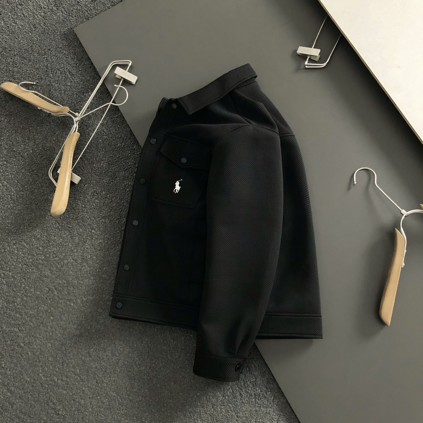  Polo**双面版型M-XXXL
25顶级黑色骑士刺绣潮流休闲连帽外套，黑白双色商务简约工艺专柜面料，
