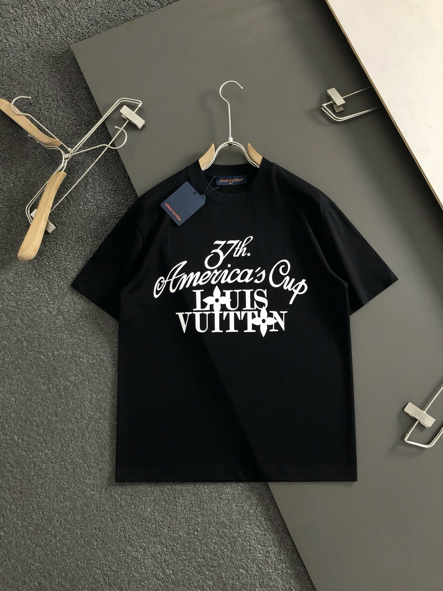  L牌*合身版型M-XXXL
25春夏顶级黑色印花精致工艺专柜面料重磅短袖，顶级元素融合打造，经典短袖3