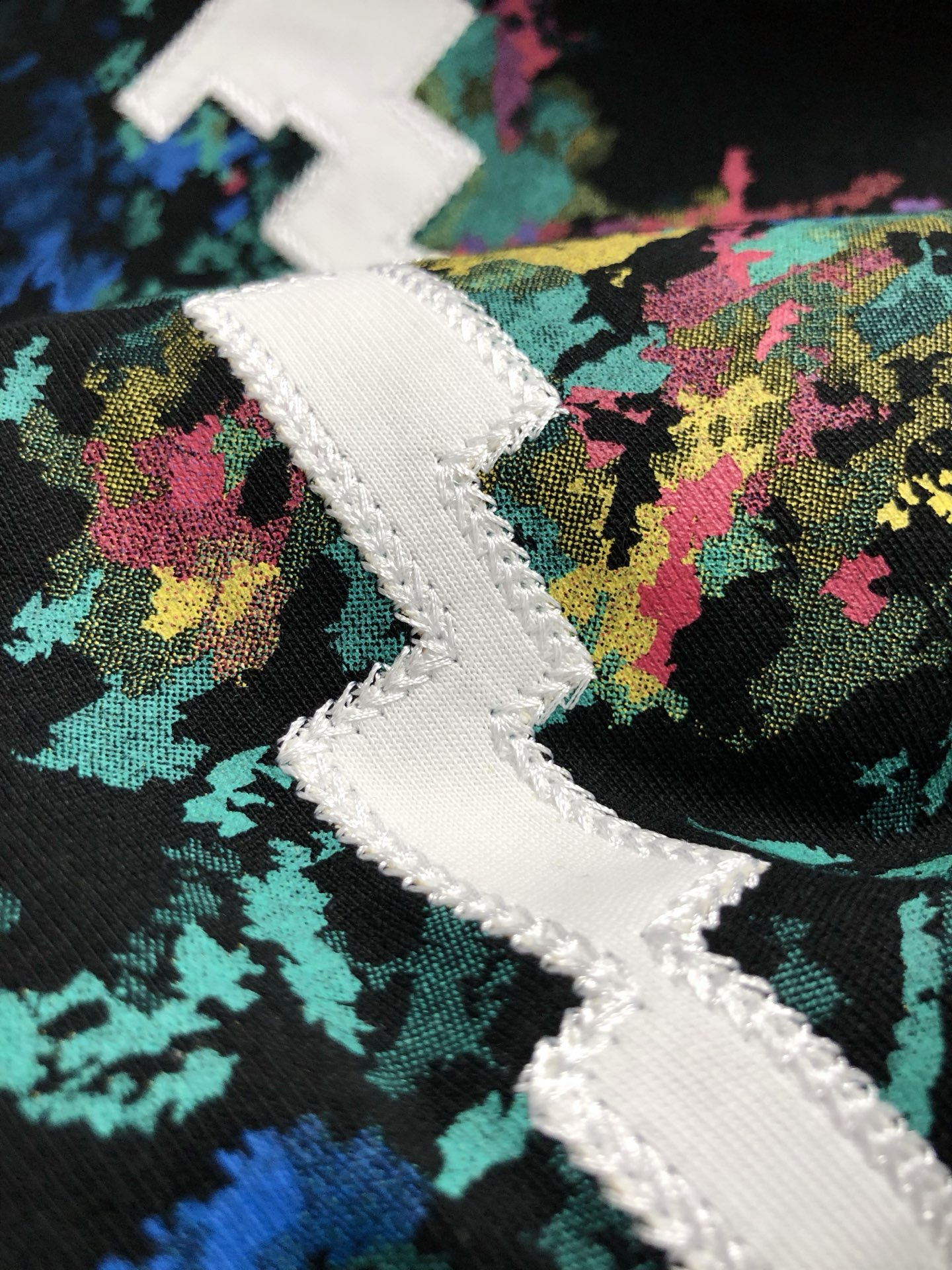  L牌*微款版型S-Xl
25早春最新贴布网格刺绣融合后幅大logo印花高工艺重磅短袖，高端品质专柜原单