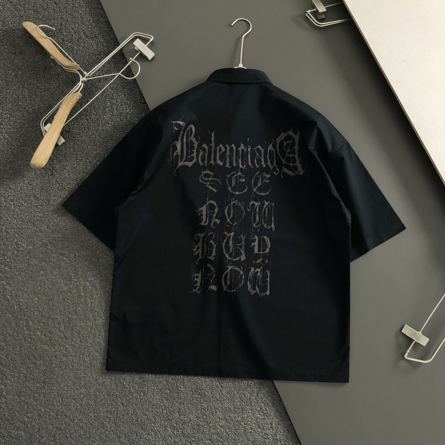  Ch*宽松版型S-Xl
25早春最新纯色百搭阔版潮流大版衬衫融合后幅大logo印花高工艺重磅短袖衬衫，