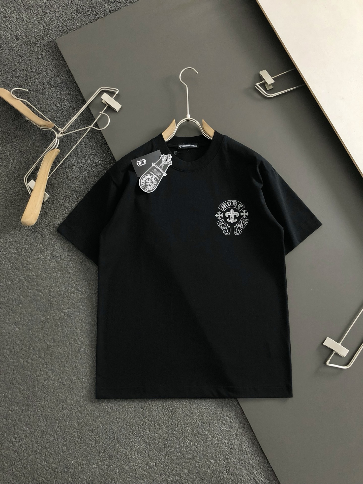  Ch*合身版型S-Xl
25早春最新十字梵文刺绣前后幅对应logo 融合高工艺重磅短袖，高端品质专柜原