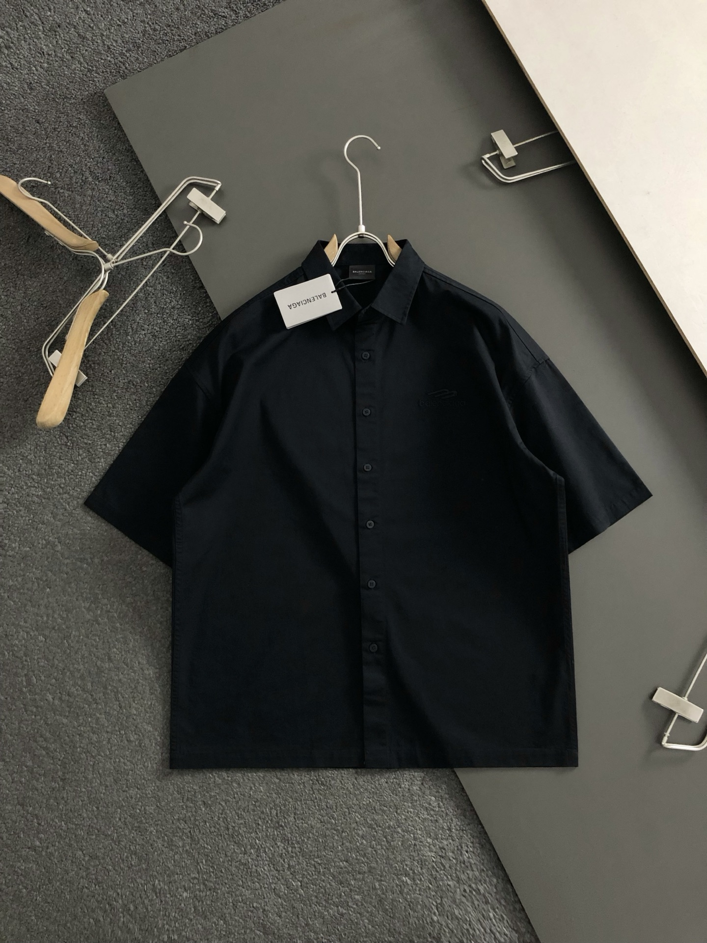  Ch*宽松版型S-Xl
25早春最新纯色百搭阔版潮流大版衬衫融合后幅大logo印花高工艺重磅短袖衬衫，