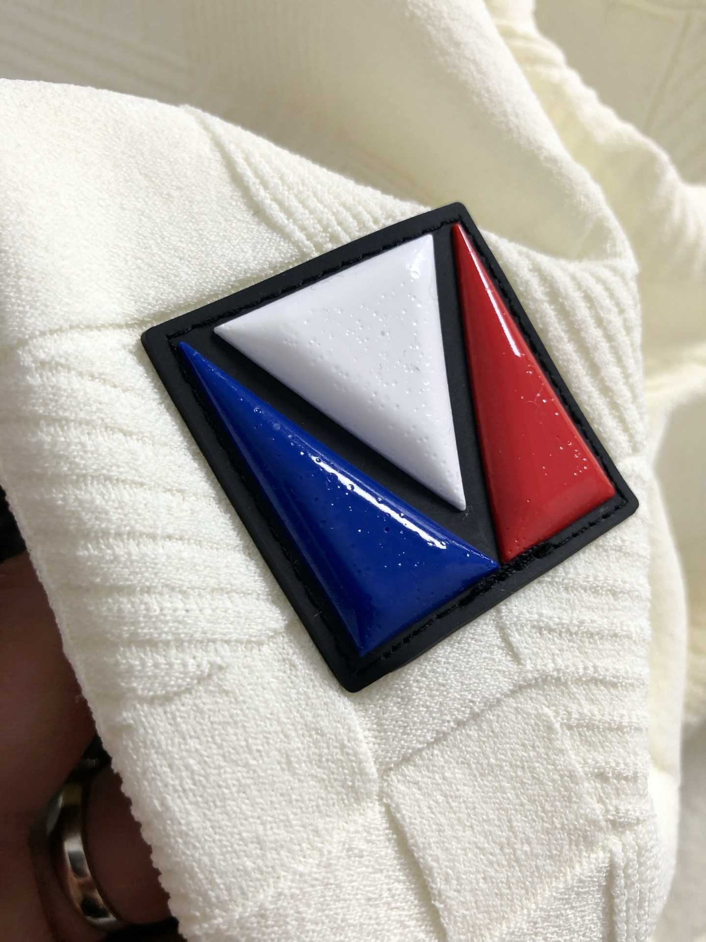  L牌*修身版型M-xxxl
2025秋款顶级进口私货，高端暗格纯色百搭贴标工艺经典款针织衫，时尚百搭针