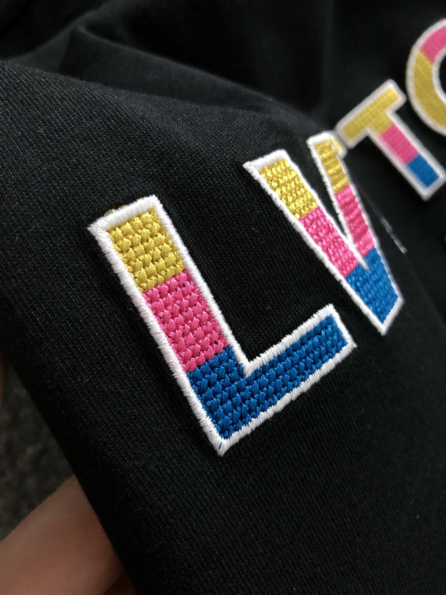  L牌*微宽版型S-Xl
25早春最新7彩字母贴布刺绣融合后幅大logo印花高工艺重磅短袖，高端品质专柜