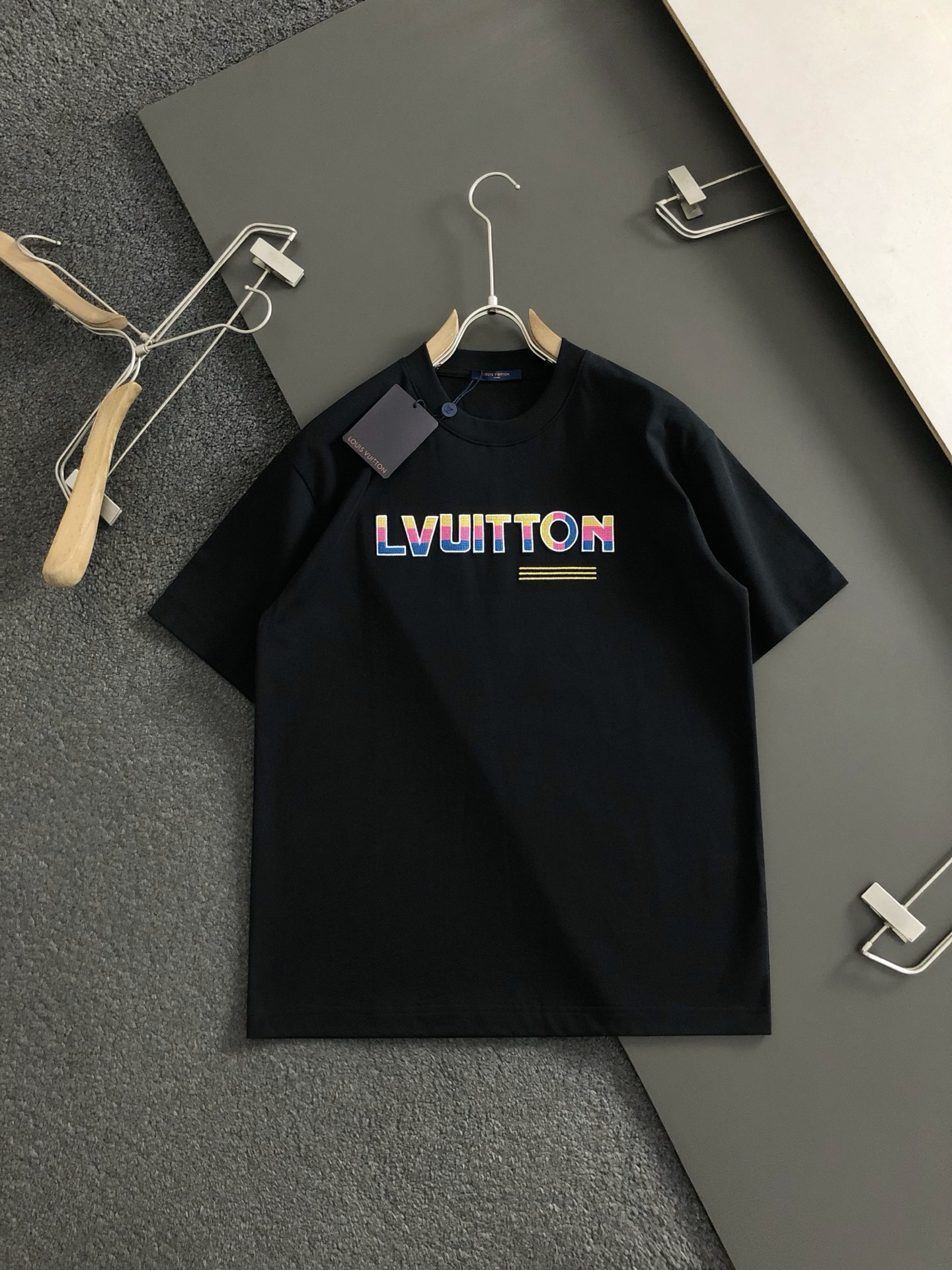  L牌*微宽版型S-Xl
25早春最新7彩字母贴布刺绣融合后幅大logo印花高工艺重磅短袖，高端品质专柜