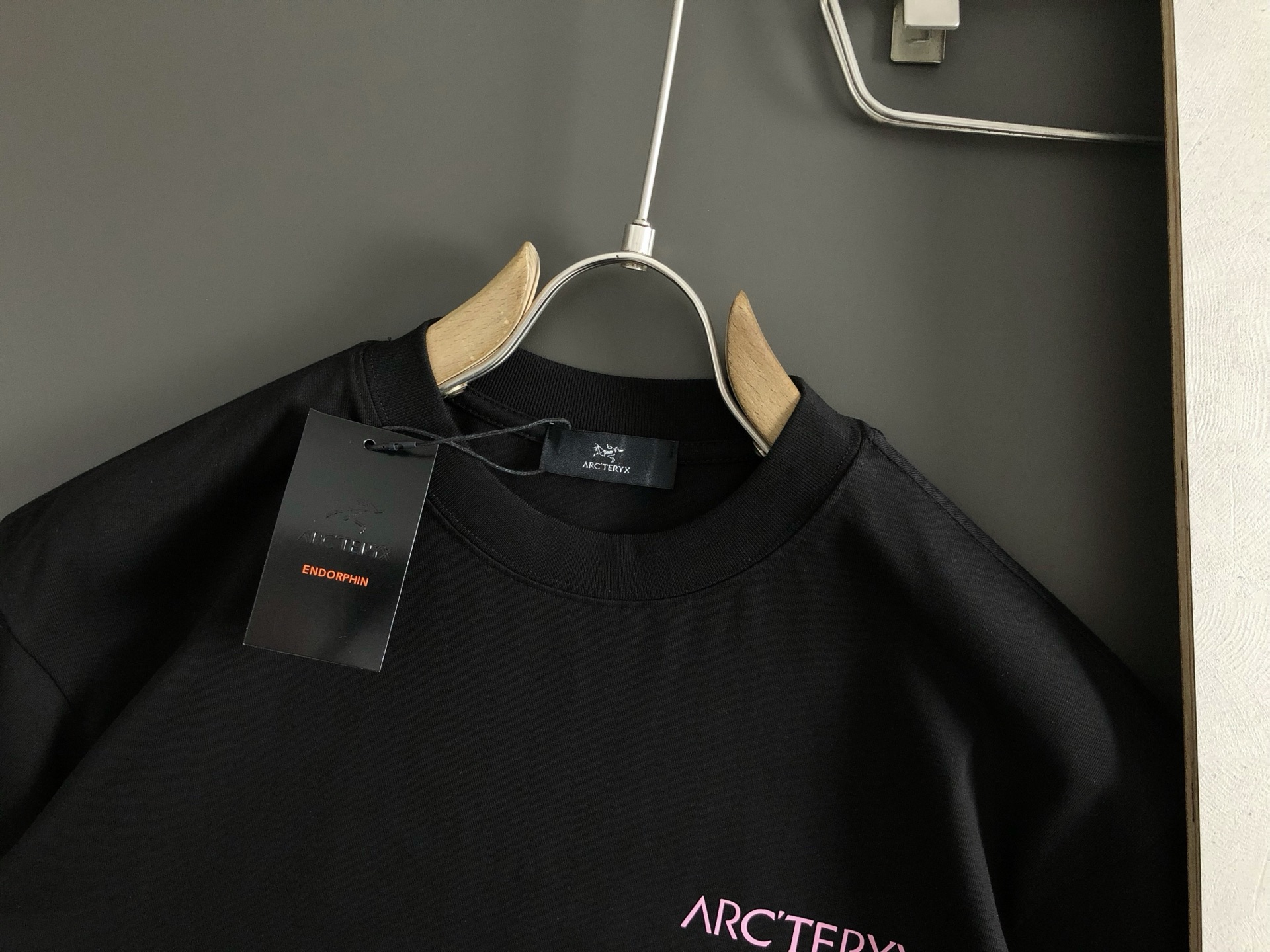  SZN*阔版版型M-XXXl
顶级黑色领口粉色立体胶印重磅短袖，精致工艺专柜面料，顶级元素融合打造，经