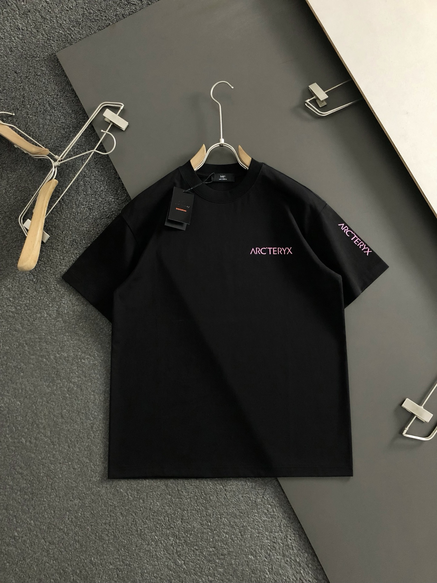  SZN*阔版版型M-XXXl
顶级黑色领口粉色立体胶印重磅短袖，精致工艺专柜面料，顶级元素融合打造，经
