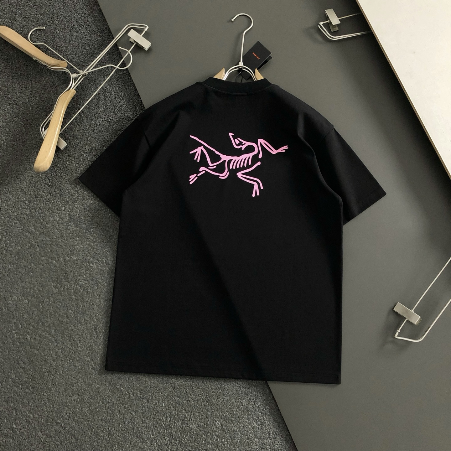  SZN*阔版版型M-XXXl
顶级黑色领口粉色立体胶印重磅短袖，精致工艺专柜面料，顶级元素融合打造，经