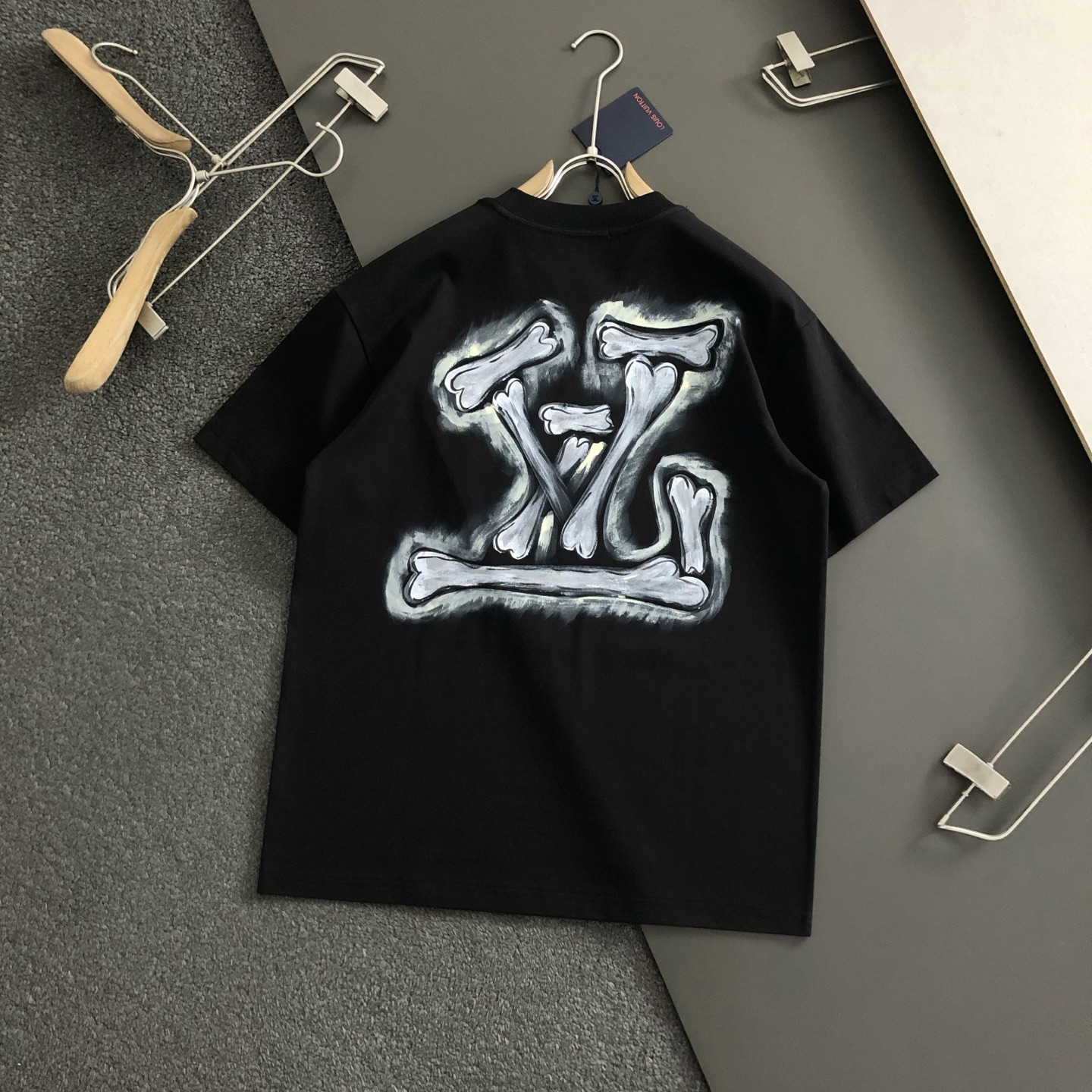  L牌**阔版版型M-XXXl
顶级黑色高端手绘重磅短袖，精致工艺专柜面料，顶级元素融合打造，经典短袖3
