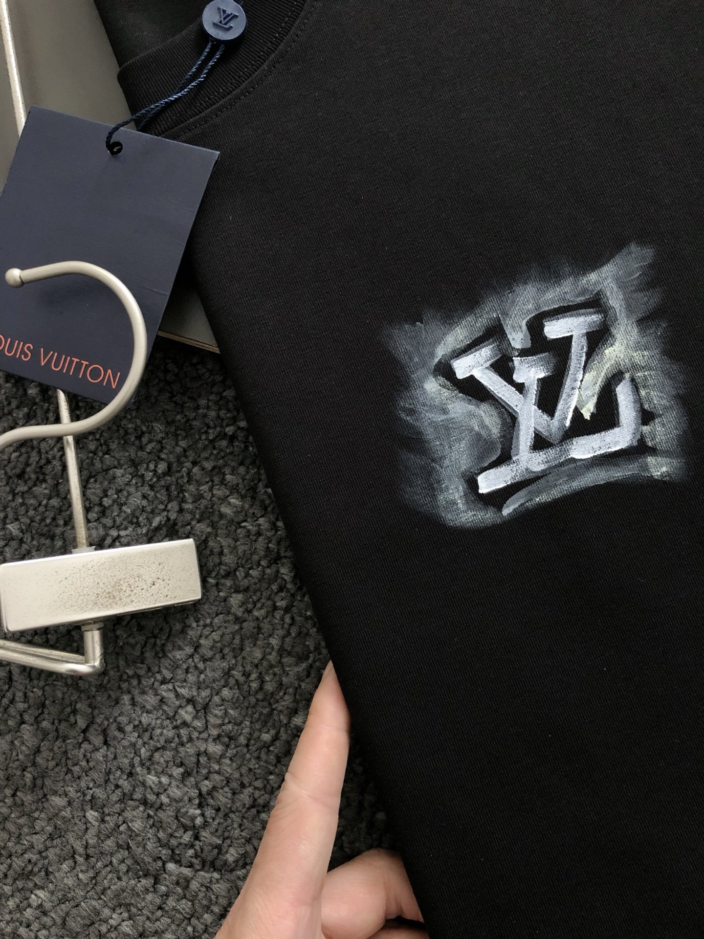 L牌**阔版版型M-XXXl
顶级黑色高端手绘重磅短袖，精致工艺专柜面料，顶级元素融合打造，经典短袖3