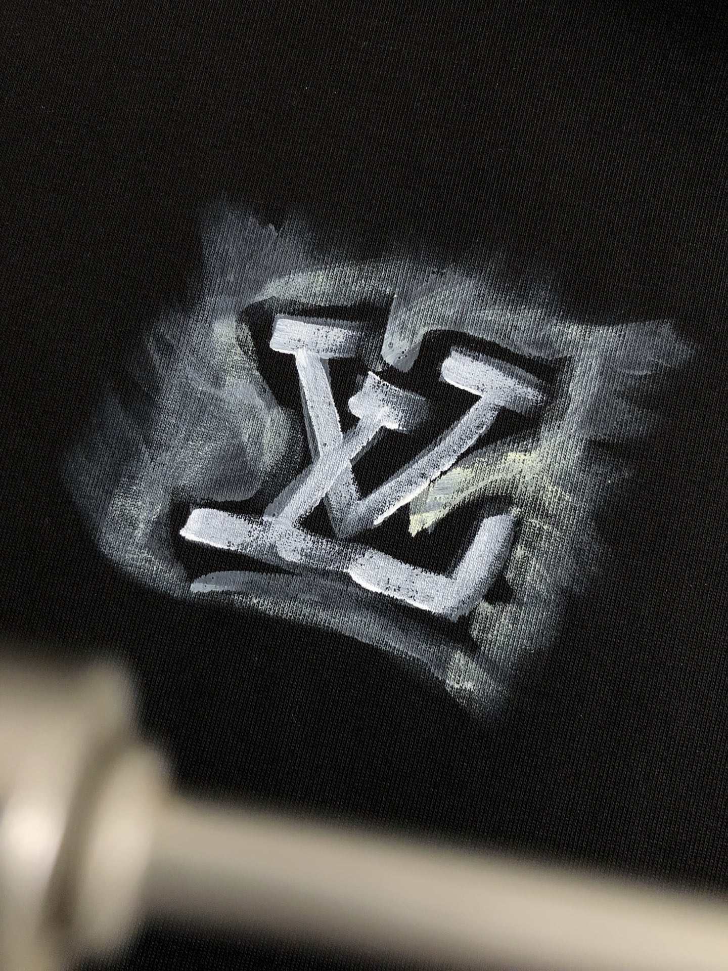  L牌**阔版版型M-XXXl
顶级黑色高端手绘重磅短袖，精致工艺专柜面料，顶级元素融合打造，经典短袖3