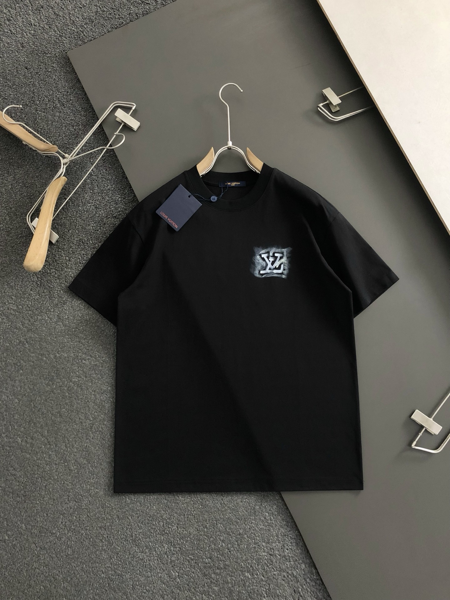  L牌**阔版版型M-XXXl
顶级黑色高端手绘重磅短袖，精致工艺专柜面料，顶级元素融合打造，经典短袖3
