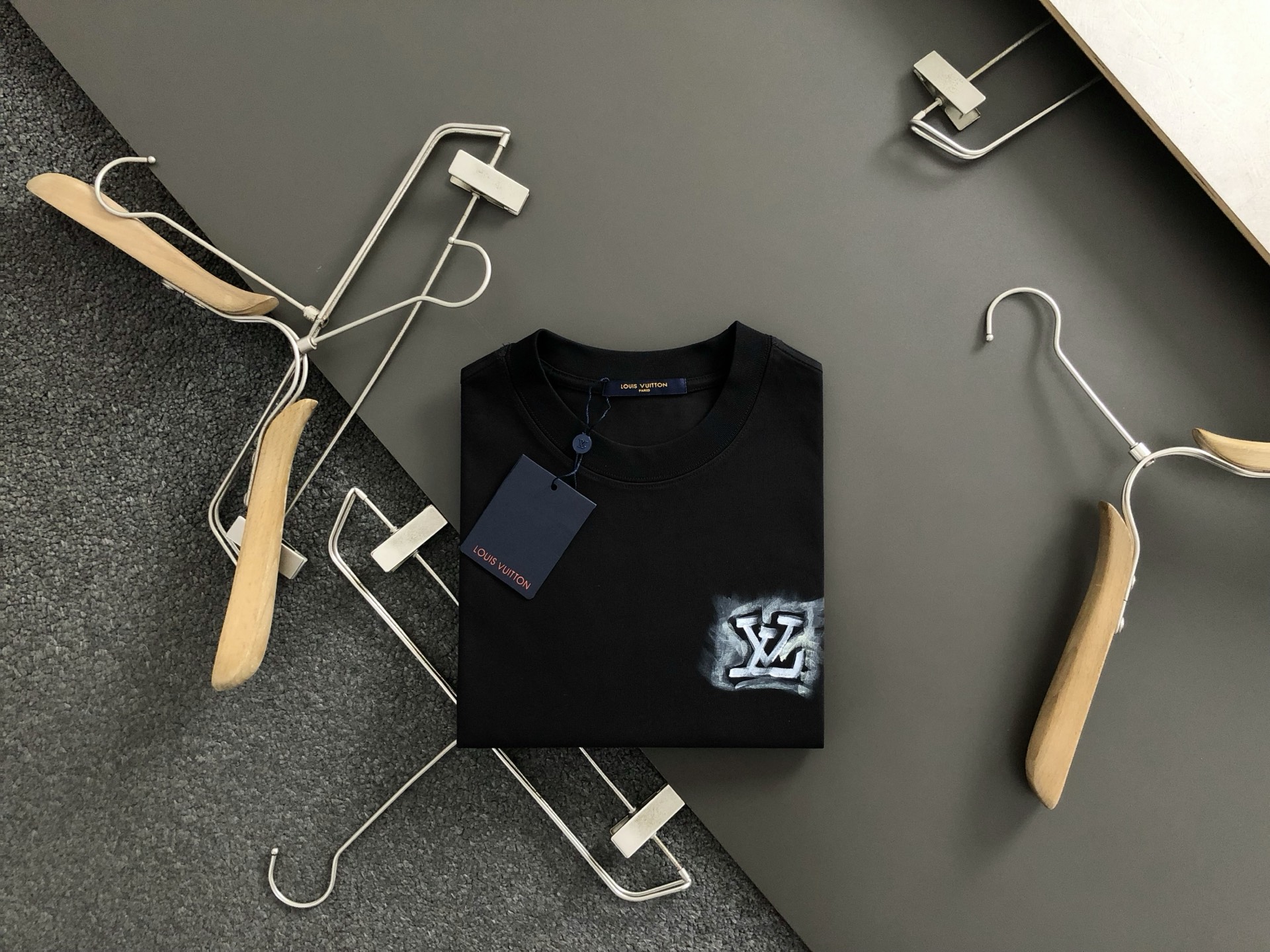  L牌**阔版版型M-XXXl
顶级黑色高端手绘重磅短袖，精致工艺专柜面料，顶级元素融合打造，经典短袖3