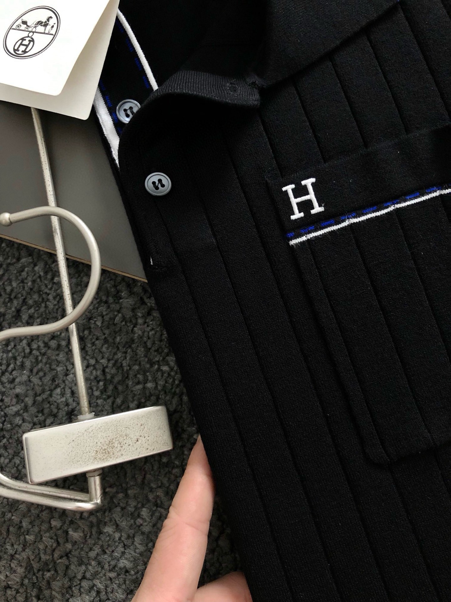  Hms*修身版型 M-xxxl
2025新款藏蓝色条纹口袋H刺绣logo顶级进口私货羊毛Polo短袖，