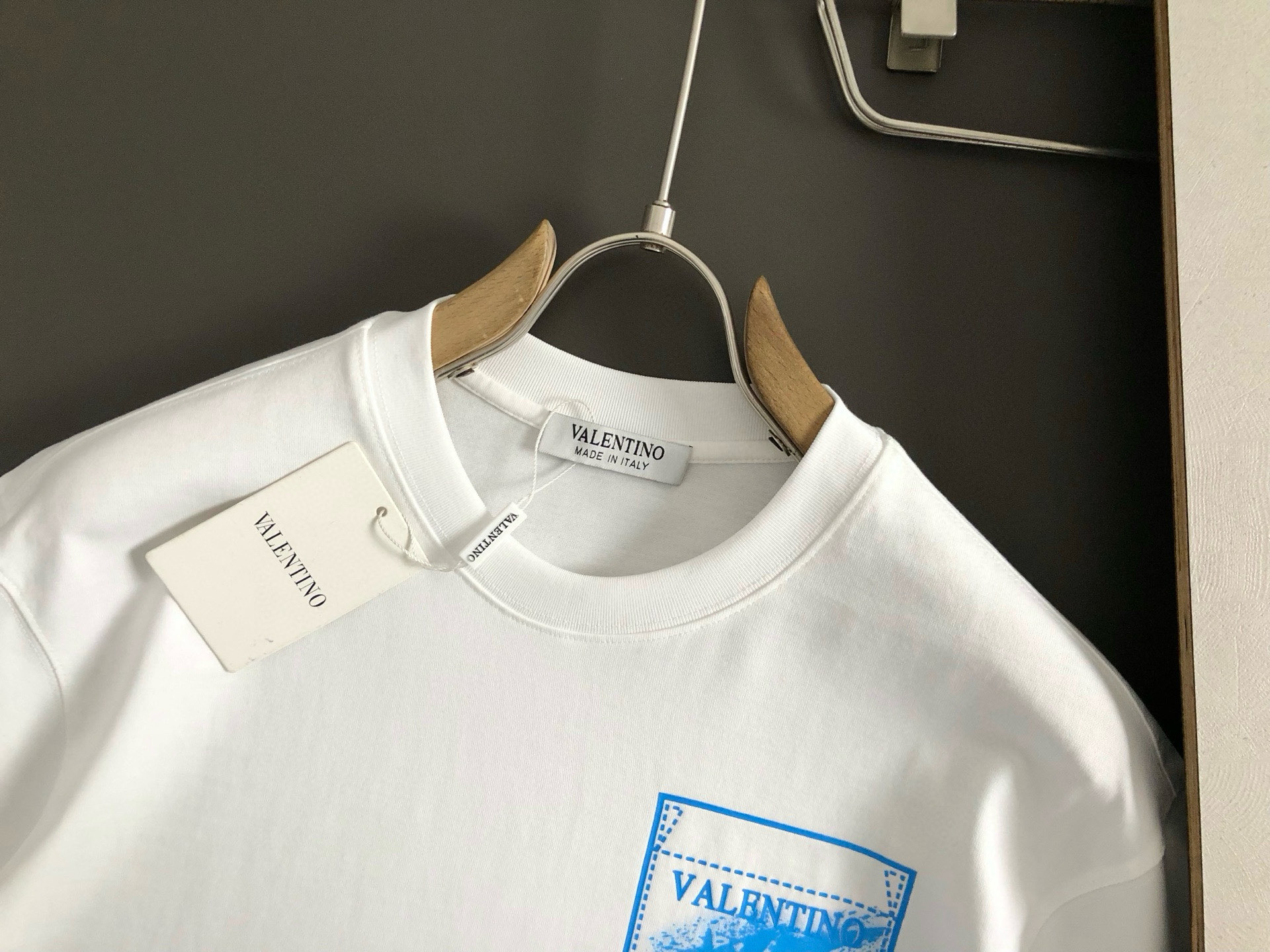  Vitn*合身版型M-XXXL
25春夏顶级红色立体胶印假口袋搭配立体印花经典短袖，精致工艺专柜面料，