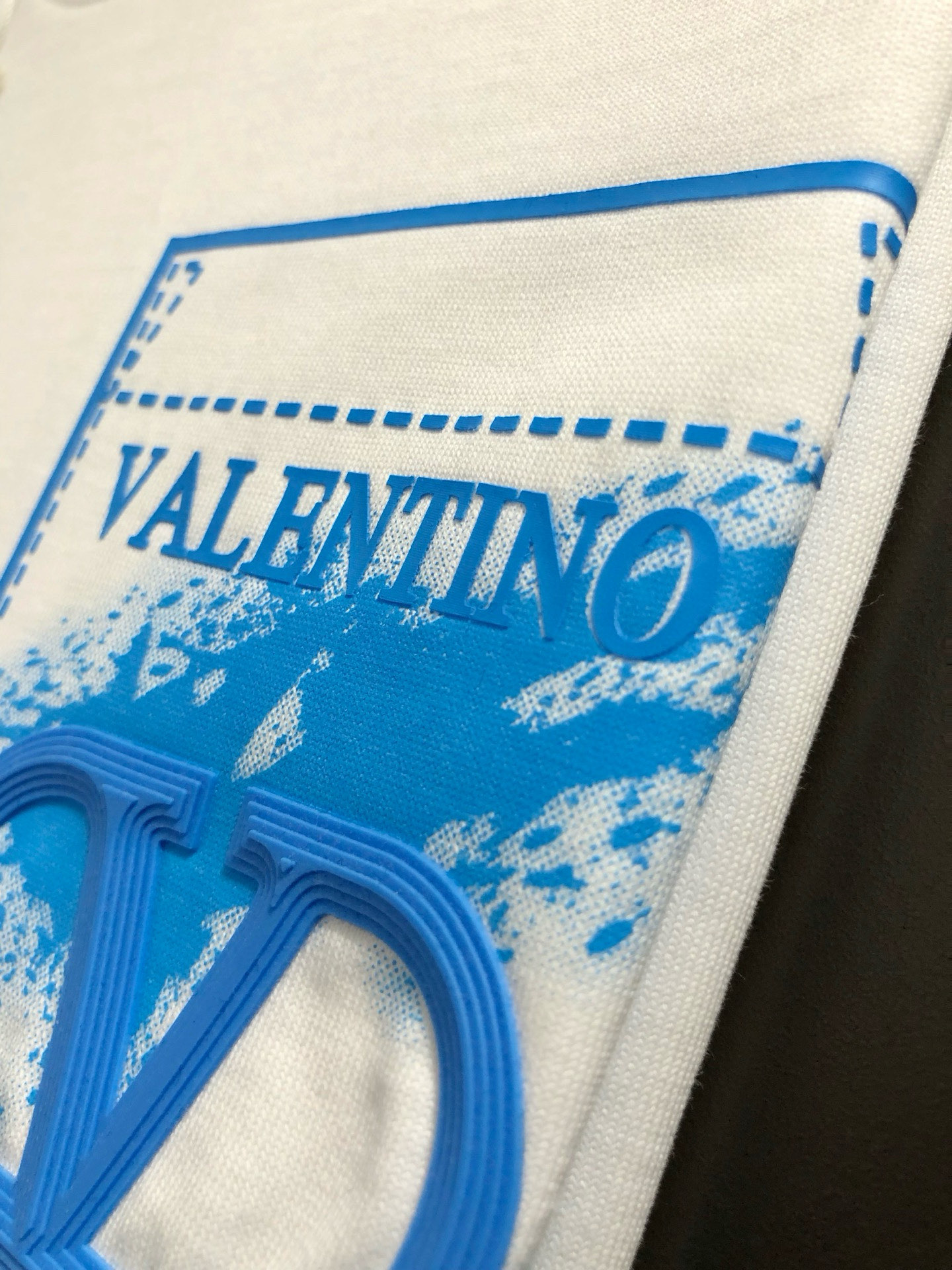  Vitn*合身版型M-XXXL
25春夏顶级红色立体胶印假口袋搭配立体印花经典短袖，精致工艺专柜面料，