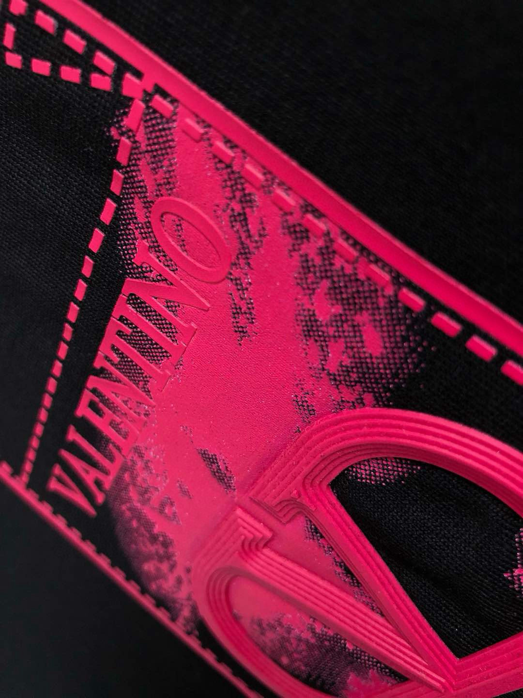  Vitn*合身版型M-XXXL
25春夏顶级红色立体胶印假口袋搭配立体印花经典短袖，精致工艺专柜面料，