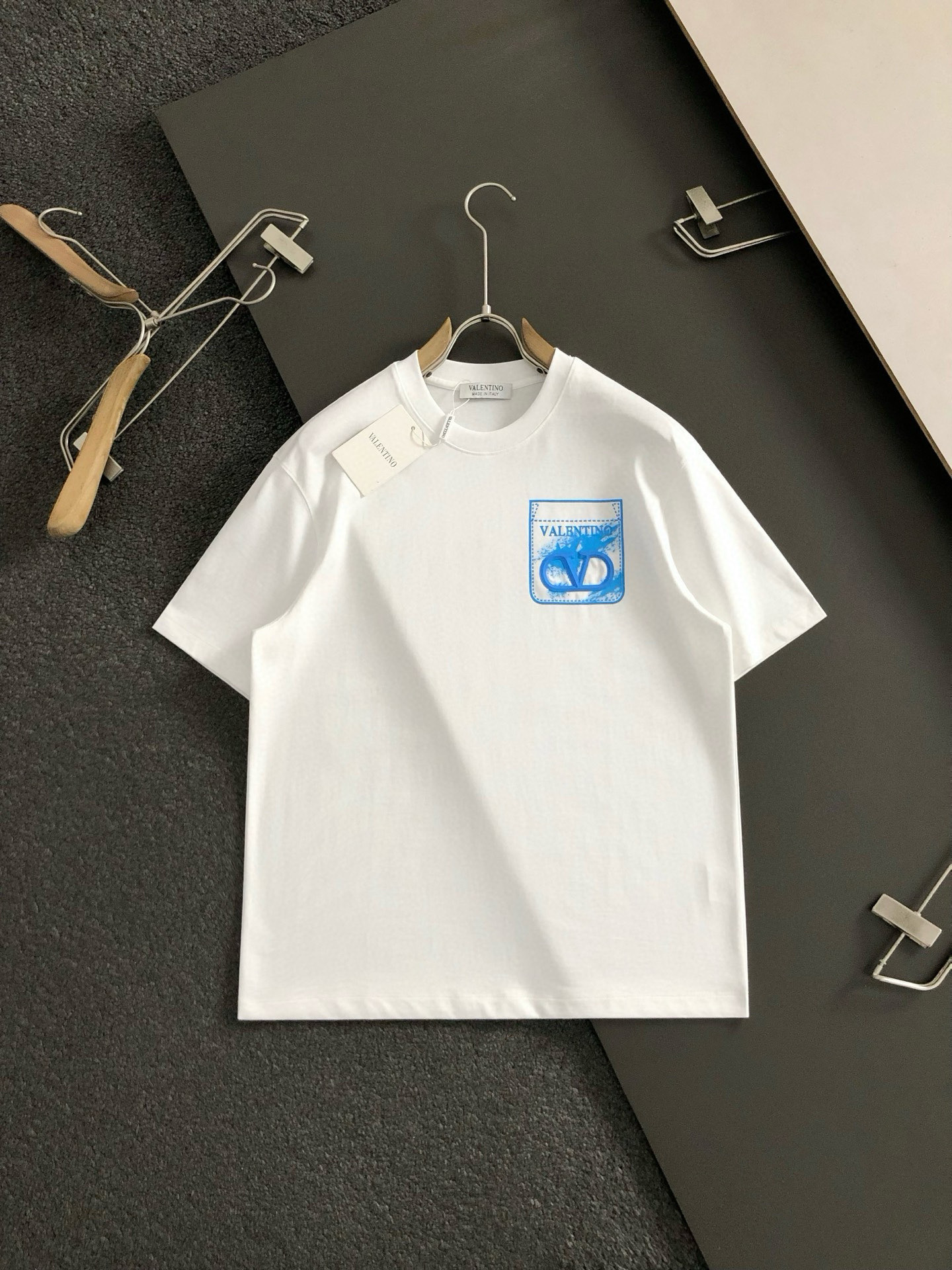  Vitn*合身版型M-XXXL
25春夏顶级红色立体胶印假口袋搭配立体印花经典短袖，精致工艺专柜面料，
