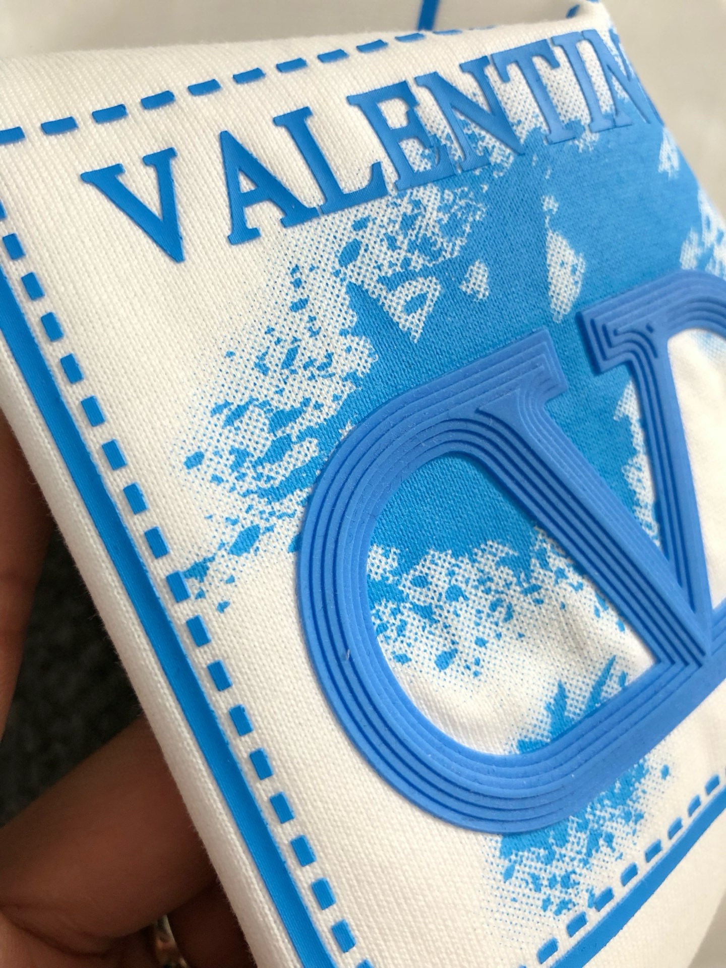  Vitn*合身版型M-XXXL
25春夏顶级红色立体胶印假口袋搭配立体印花经典短袖，精致工艺专柜面料，