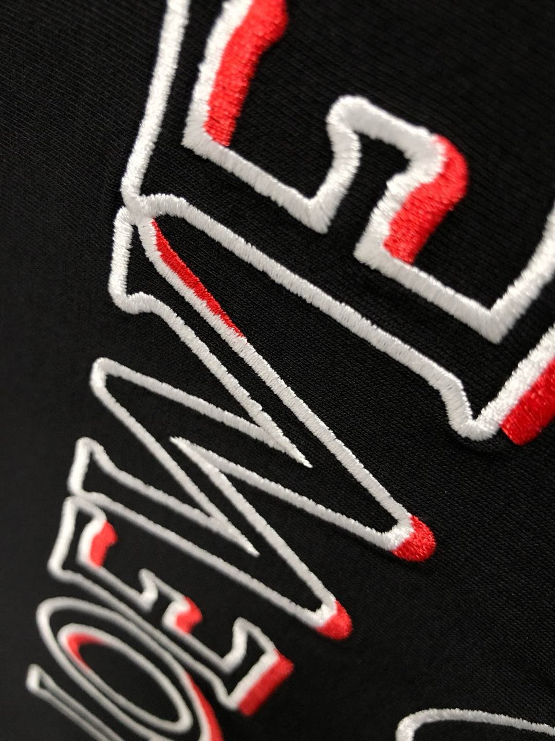  Low*微宽版型S-Xl
25早春最新经典卡通红房子印花融合刺绣logo重磅短袖，高端品质专柜原单圆领