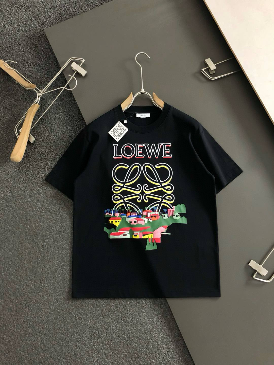 Low*微宽版型S-Xl
25早春最新经典卡通红房子印花融合刺绣logo重磅短袖，高端品质专柜原单圆领