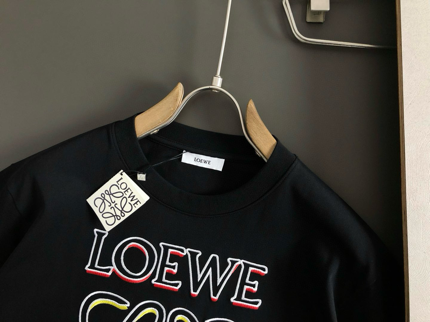  Low*微宽版型S-Xl
25早春最新经典卡通红房子印花融合刺绣logo重磅短袖，高端品质专柜原单圆领