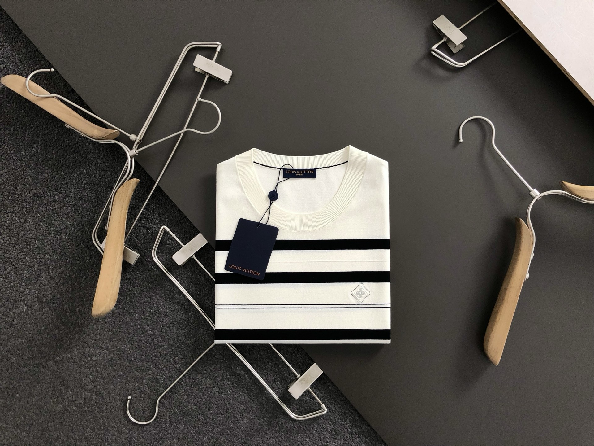 NO:125268,L brand * slim fit M-xxxl 2025 autumn style top imported private goods, high-end black and white stripes versatile craft classic knitted sweater, fashionable and versatile knitted short-sleeved counter style fashionable and luxurious. The quality is unquestionable. The upper body effect is excellent, the same style on the luxury official website. Style counter size M-xxxl, T-shirt, alexander wang19860909L牌*修身版型M-xxxl 2025秋款顶级进口私货,高端黑白条纹百搭工艺经典款针织衫,时尚百搭针织短袖专柜款时尚不失奢华 品质毋庸置疑 上身效果超赞,奢华官网同款 款式专柜尺码M-xxxl,,T-shirt,alexander wang,Men's clothing