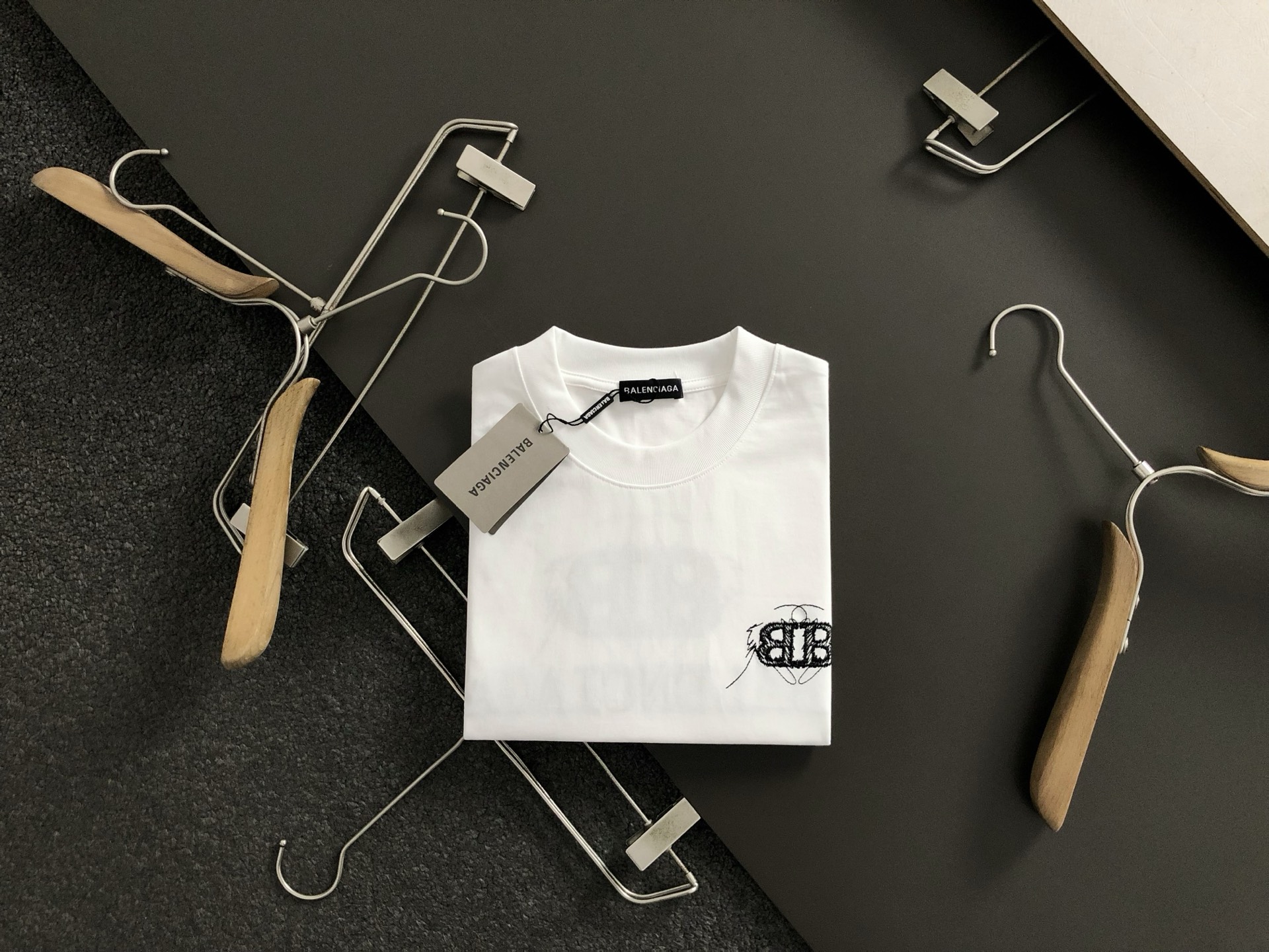 NO:125271,BA* fit style S-Xl 25 early spring latest embroidery style double B corresponding logo, blending high-tech heavy short sleeves, high-end quality counter original single round collar assistance, top-level production process imported fabric, unique design of the counter model, using imported high-end custom imported silk thread with first-class feel!  Official website for sale!  S-Xl, T-shirt, alexander wang19860909BA*合身版型S-Xl 25早春最新刺绣款双B对应logo 融合高工艺重磅短袖,高端品质专柜原单圆领援助,顶级制作工艺进口面料,专柜款独特设计,采用进口高端订制进口丝线手感一流！官网在售！码数S-Xl,,T-shirt,alexander wang,Men's clothing