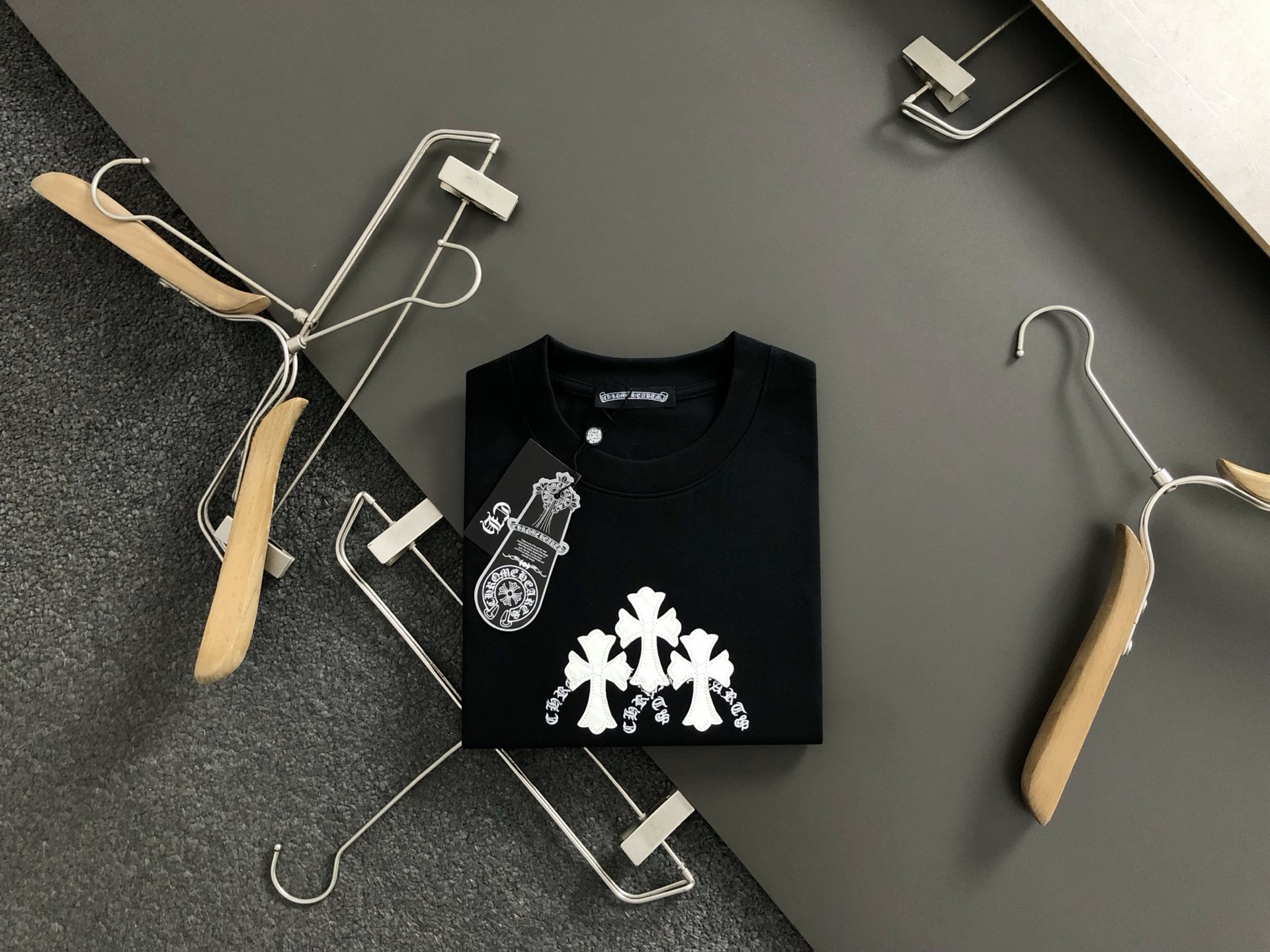 NO:125288,Ch* fit style S-Xl 25 early spring latest cross Sanskrit paste leather with wide front and back corresponding logo, integrating high-tech heavy short sleeves, high-end quality counter original single round collar assistance, top-level production process imported fabric, unique design of the counter model, using imported high-end custom imported silk thread with first-class feel!  Official website for sale!  S-Xl, T-shirt, alexander wang19860909Ch*合身版型S-Xl 25早春最新十字梵文贴皮宽前后幅对应logo 融合高工艺重磅短袖,高端品质专柜原单圆领援助,顶级制作工艺进口面料,专柜款独特设计,采用进口高端订制进口丝线手感一流！官网在售！码数S-Xl,,T-shirt,alexander wang,Men's clothing