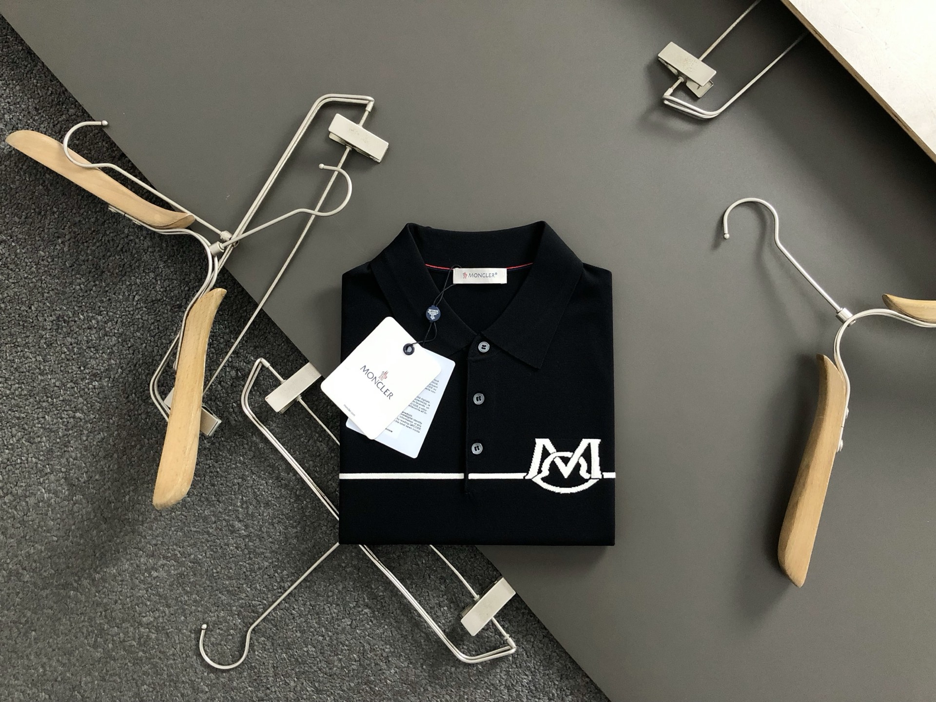 NO:125274,Mon* slim fit style M-xxxl 2025 autumn style top imported private goods, high-end dark pattern jacquard fusion versatile lapel short-sleeved sweater, solid color versatile fusion jacquard knit short-sleeved counter style fashionable and luxurious. The quality is unquestionable. The upper body effect is excellent, the same style on the luxury official website. Style counter size M-xxxl, T-shirt, alexander wang19860909Mon*修身版型M-xxxl 2025秋款顶级进口私货,高端暗纹提花融合百搭翻领短袖针织衫,纯色百搭融合提花针织短袖专柜款时尚不失奢华 品质毋庸置疑 上身效果超赞,奢华官网同款 款式专柜尺码M-xxxl,,T-shirt,alexander wang,Men's clothing