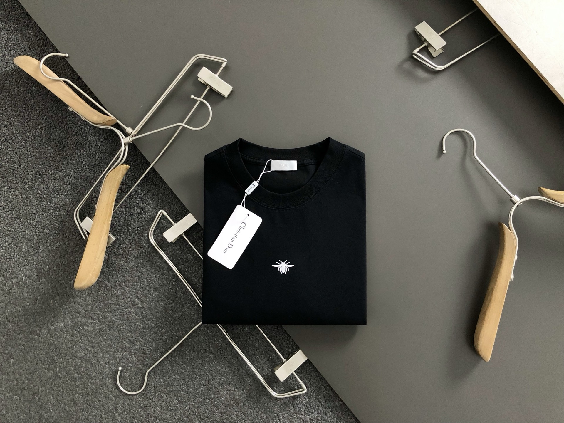 NO:125285,Dir* fitting M-XXXL 25 spring and summer top little bee front and back echoes classic short sleeves, exquisite craftsmanship counter fabric, top-level elements fusion, classic short sleeves 3 specifications, trendy men's fashion, whether it is the comfort of the upper body or the incomparable existence, it can be said to be a must-have for summer 170-(M) 175-150(L) 178-160(XL) 180-170(XXL) 180-180(XXXL), T-shirt,alexander wang19860909Dir*合身版型M-XXXL 25春夏顶级小蜜蜂前后幅呼应经典短袖,精致工艺专柜面料,顶级元素融合打造,经典短袖3标齐全,潮男时尚,无论是上身舒适度还是都是无可比拟的存在,可以说是夏日必备 170-(M) 175-150(L) 178-160(XL)180-170(XXL) 180-180(XXXL),,T-shirt,alexander wang,Men's clothing