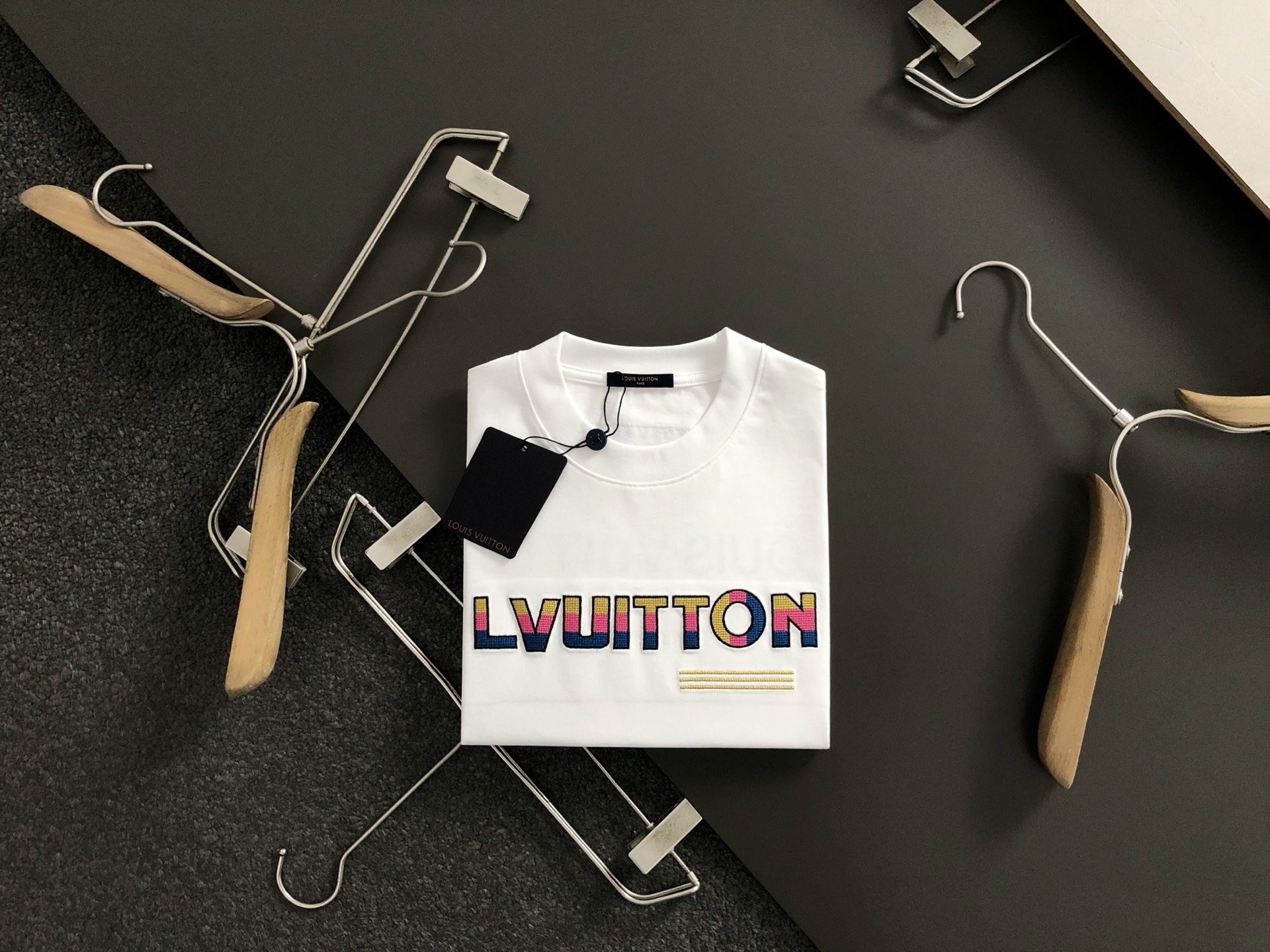 NO:125292,L brand * micro-wide version S-Xl 25 early spring latest 7-color letter patch embroidery fusion back large logo print high craftsmanship heavy short sleeves, high-end quality counter original single round neck short sleeves, top-level production craft imported fabric, unique design of the counter model, imported high-end custom imported silk thread feels first-class!  Official website for sale!  S-Xl, T-shirt, alexander wang19860909L牌*微宽版型S-Xl 25早春最新7彩字母贴布刺绣融合后幅大logo印花高工艺重磅短袖,高端品质专柜原单圆领短袖,顶级制作工艺进口面料,专柜款独特设计,采用进口高端订制进口丝线手感一流！官网在售！码数S-Xl,,T-shirt,alexander wang,Men's clothing