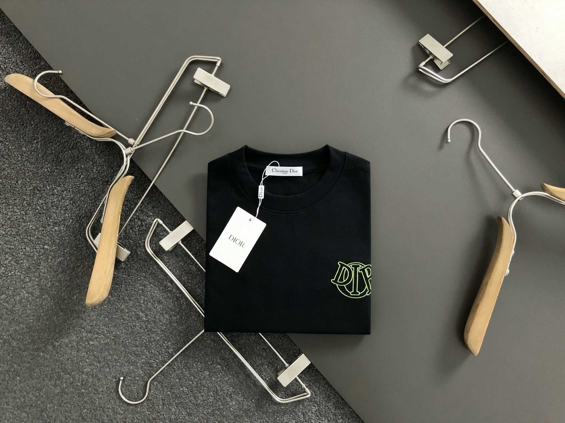 NO:125298,Dir* fit style S-Xl 25 early spring latest flower embroidery front and back corresponding logo, integrating high-tech heavy short sleeves, high-end quality counter original single round collar assistance, top-level production craft imported fabric, unique design of the counter model, using imported high-end custom imported silk thread with first-class feel!  Official website for sale!  S-Xl, T-shirt, alexander wang19860909Dir*合身版型S-Xl 25早春最新花卉刺绣前后幅对应logo 融合高工艺重磅短袖,高端品质专柜原单圆领援助,顶级制作工艺进口面料,专柜款独特设计,采用进口高端订制进口丝线手感一流！官网在售！码数S-Xl,,T-shirt,alexander wang,Men's clothing