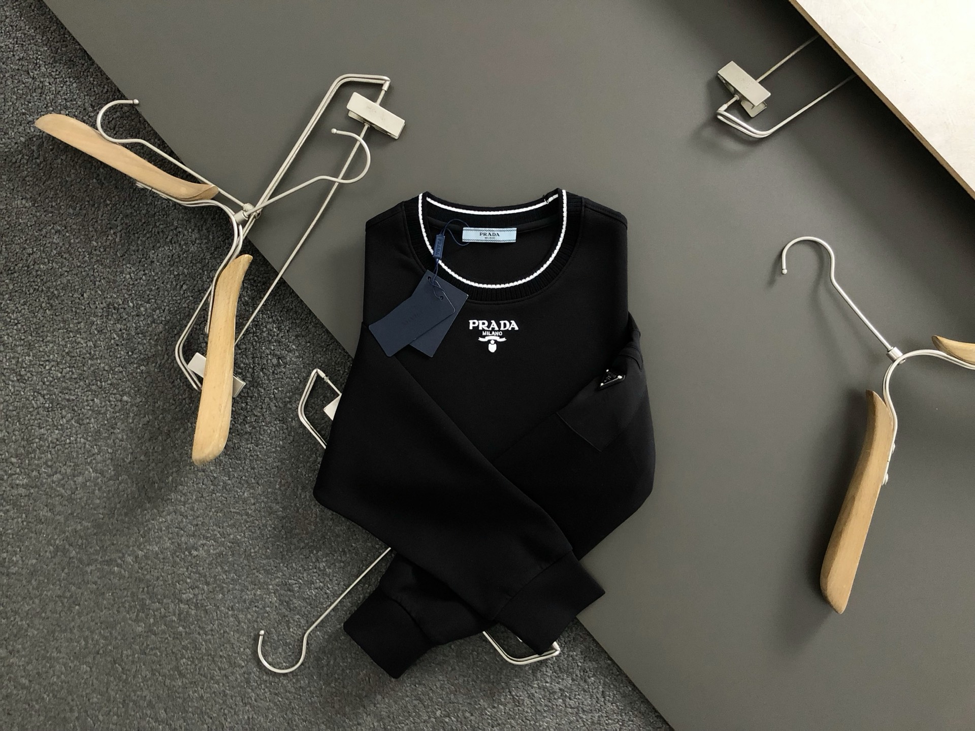 NO:125283,PRAD* fitting style M-XXXL 2025 spring and summer cloud soft space cotton solid color sleeve pocket fusion metal triangle embroidery logo fashionable versatile round neck sweatshirt long sleeves, exquisite craftsmanship counter fabric, top-level elements fusion creation, classic short sleeve 3 logo complete, trendy men's fashion, whether it is the comfort of the upper body or it is incomparable 170-135(M) 175-150(L) 178-160(XL) 180-170(XXL) 180-180(XXXL) your,,prada,hoodie,sweatshirts,T-shirt,alexander wang19860909PRAD*合身版型M-XXXL 2025春夏云柔太空棉纯色袖子口袋融合金属三角标刺绣logo时尚百搭圆领卫衣长袖,精致工艺专柜面料,顶级元素融合打造,经典短袖3标齐全,潮男时尚,无论是上身舒适度还是都是无可比拟的存在 170-135(M) 175-150(L) 178-160(XL)180-170(XXL) 180-180(XXXL) your,,prada,hoodie,sweatshirts,T-shirt,alexander wang,Men's clothing