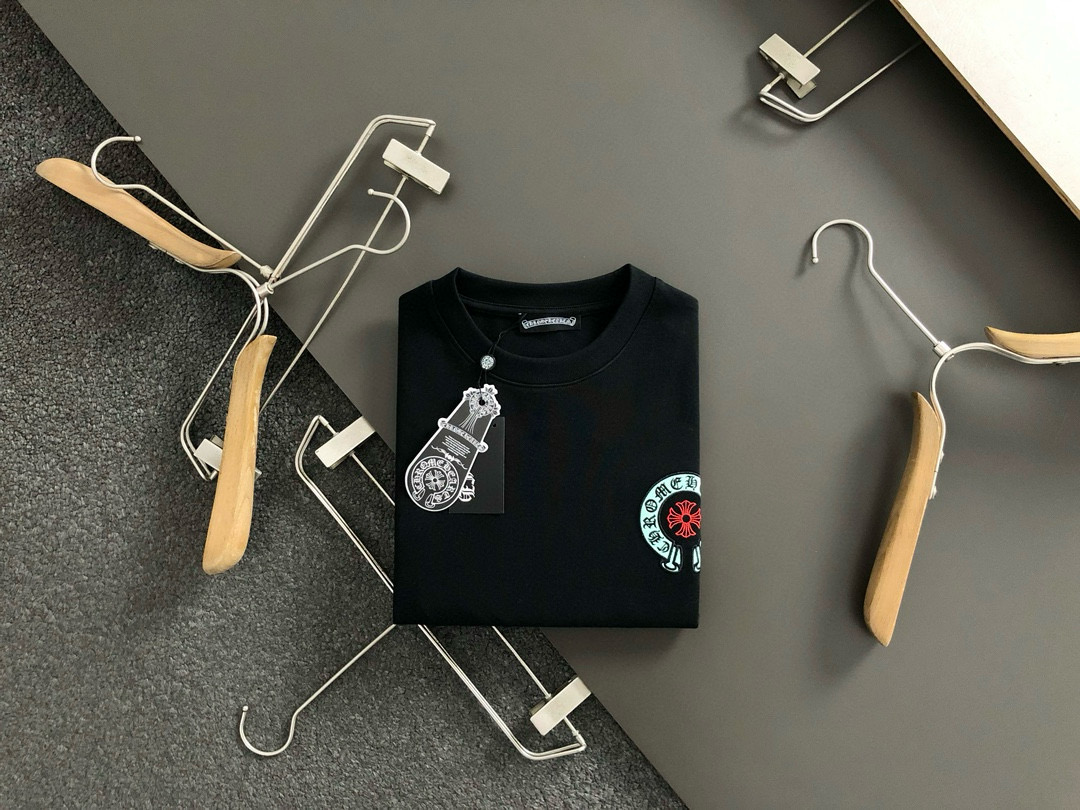 NO:125294,Ch* micro-style S-Xl 25 early spring latest classic patch embroidered front and back corresponding logo. Heavy short sleeves, high-end quality counter original single round collar assistance, top-level production process imported fabrics, unique design of the counter model, using imported high-end customized imported silk thread with first-class feel!  Official website for sale!  S-Xl, T-shirt, alexander wang19860909Ch*微款版型S-Xl 25早春最新经典贴布绣前后幅对应logo 重磅短袖,高端品质专柜原单圆领援助,顶级制作工艺进口面料,专柜款独特设计,采用进口高端订制进口丝线手感一流！官网在售！码数S-Xl,,T-shirt,alexander wang,Men's clothing