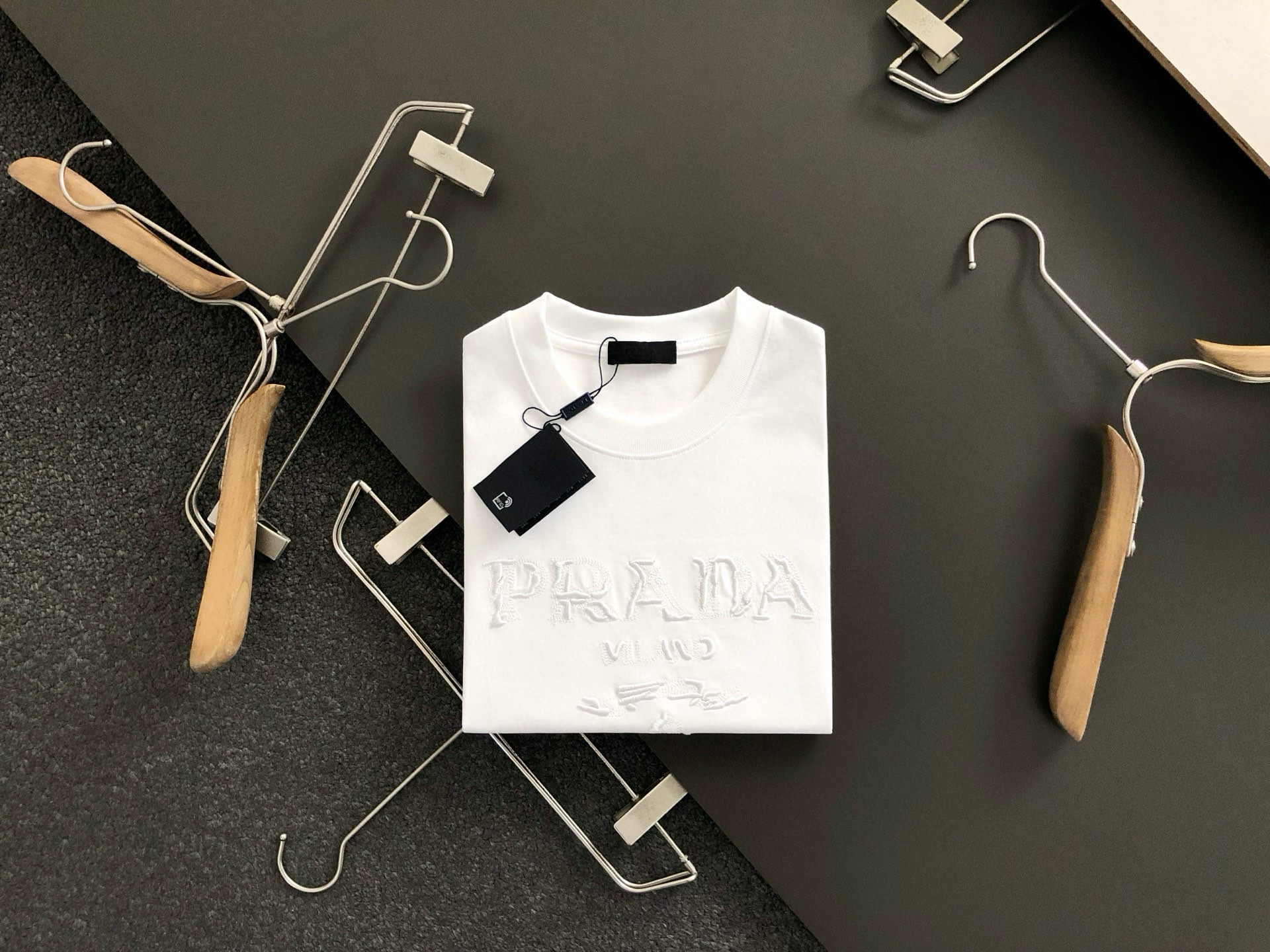 NO:125296,Dir* micro-wide version S-Xl 25 early spring latest classic dark pattern letter embroidery simple and versatile heavy short sleeves, high-end quality counter original single round collar assistance, top-level production process imported fabric, unique design of the counter model, using imported high-end customized imported silk thread feels first-class!  Official website for sale!  S-Xl, T-shirt, alexander wang19860909Dir*微宽版型S-Xl 25早春最新经典暗纹字母刺绣简约百搭重磅短袖,高端品质专柜原单圆领援助,顶级制作工艺进口面料,专柜款独特设计,采用进口高端订制进口丝线手感一流！官网在售！码数S-Xl,,T-shirt,alexander wang,Men's clothing