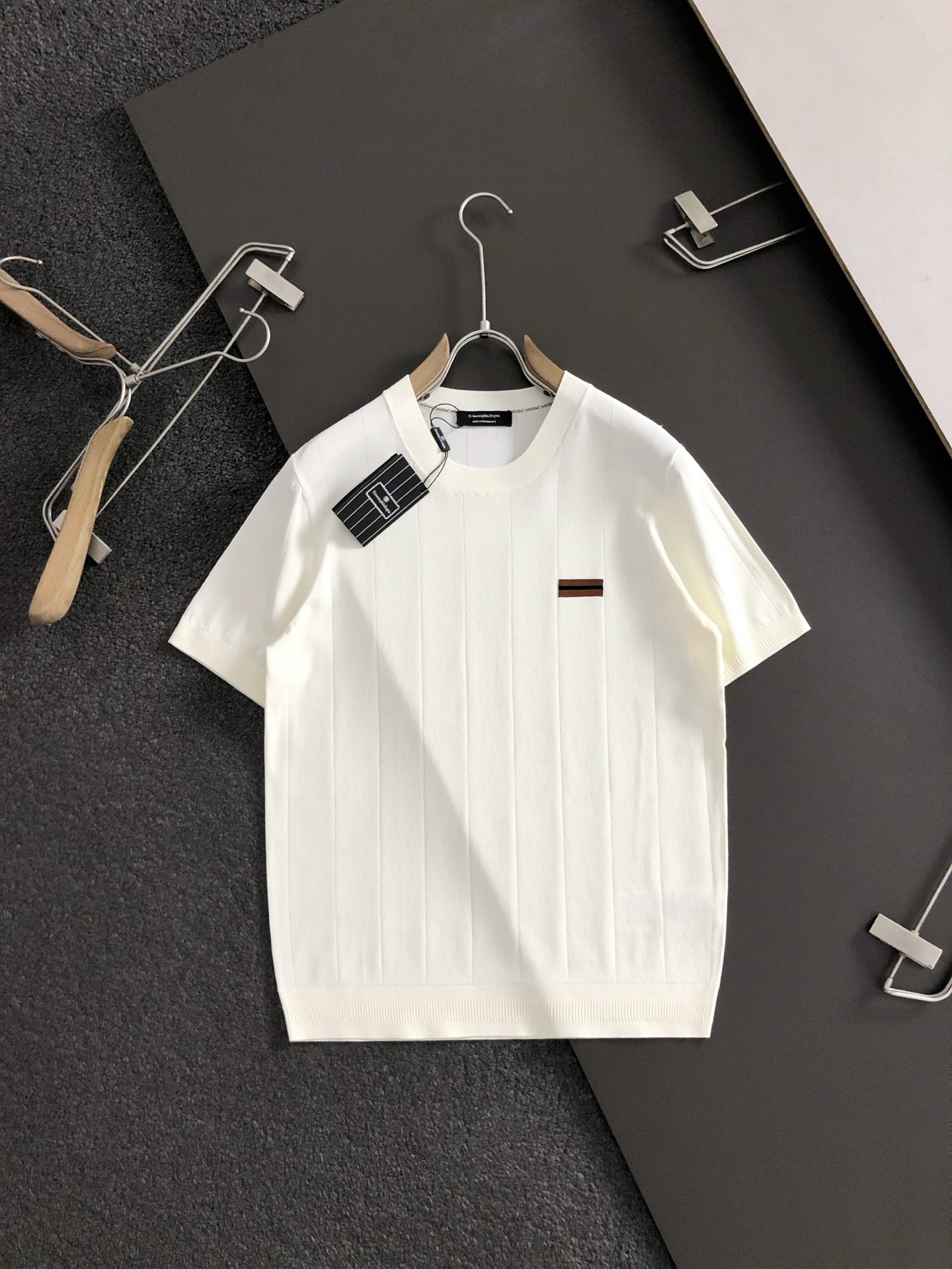 NO:128402,ZA* slim fit, top imported private goods in spring and summer, high-end concise solid color versatile classic Yilite short sleeves, fashionable versatile knitted short sleeves counter style fashionable and luxurious. The quality is unquestionable. The upper body effect is excellent, the same style on the luxury official website. Style Counter size M-xxxl, T-shirt, alexander wang19860909ZA*修身 ,春夏顶级进口私货,高端暗格纯色百搭经典款伊力特短袖,时尚百搭针织短袖专柜款时尚不失奢华 品质毋庸置疑 上身效果超赞,奢华官网同款 款式 专柜尺码M-xxxl,,T-shirt,alexander wang,Men's clothing