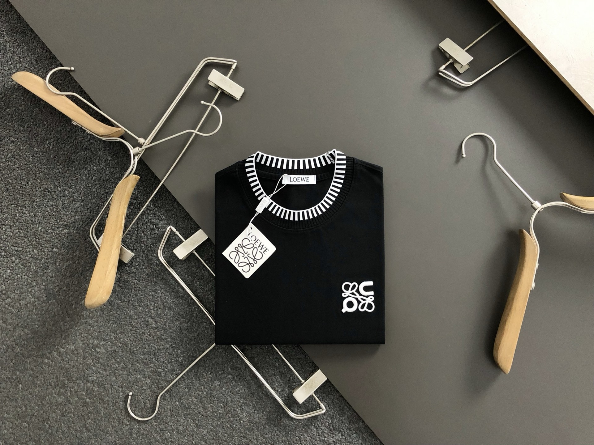 NO:131337,low* micro-wide version M-xxxl Spring and summer top imported private goods, high-end black and white color-blocked embroidered round neck short-sleeved sweater, solid color versatile fusion jacquard knitted short-sleeved counter style fashionable and luxurious. The quality is unquestionable. The upper body effect is excellent, the same style on the luxury official website. Style counter size M-xxxl, T-shirt, alexander wang19860909low*微宽版型M-xxxl 春夏顶级进口私货,高端黑白拼色刺绣圆领短袖针织衫,纯色百搭融合提花针织短袖专柜款时尚不失奢华 品质毋庸置疑 上身效果超赞,奢华官网同款 款式专柜尺码M-xxxl,,T-shirt,alexander wang,Men's clothing