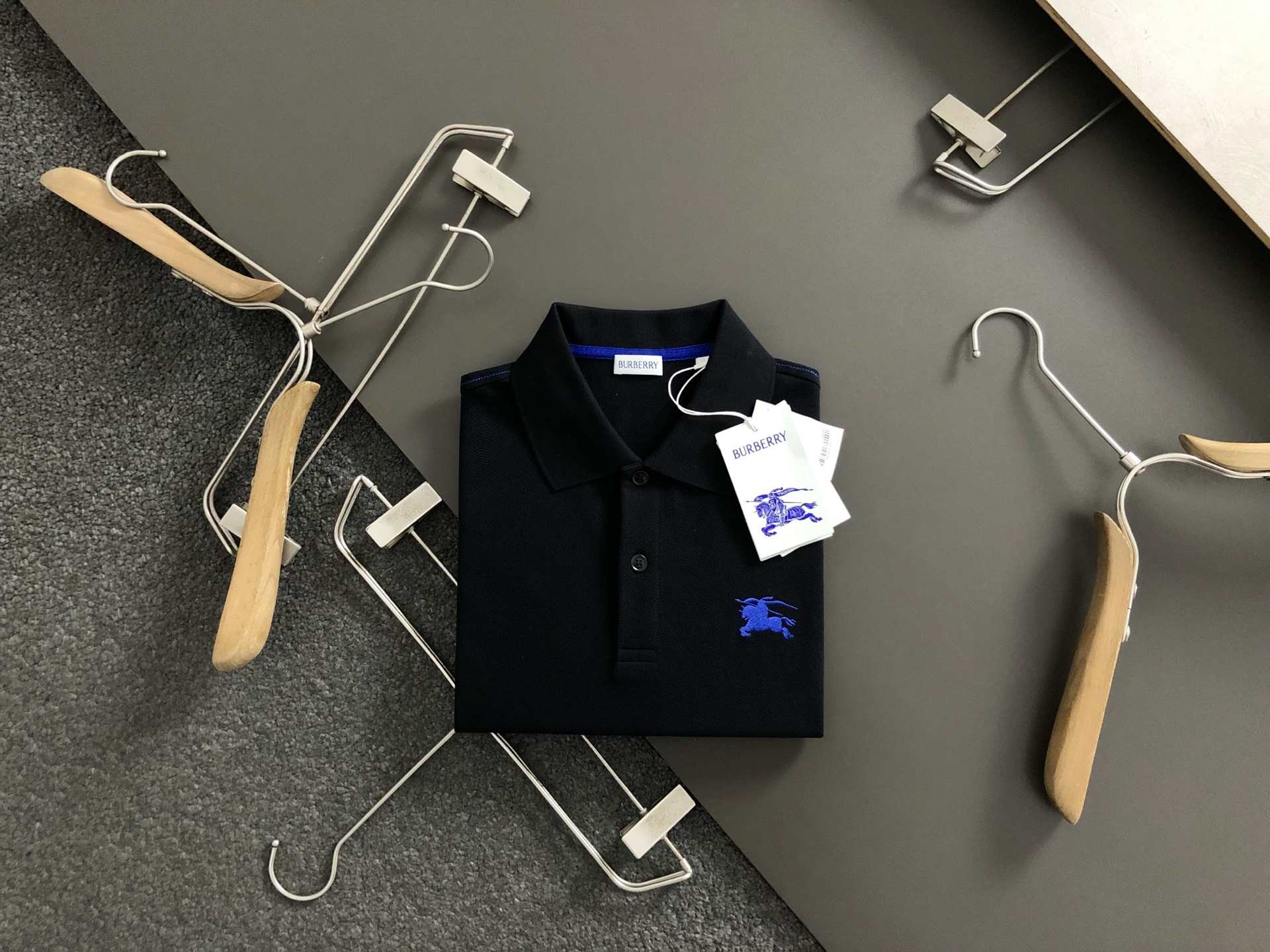 NO:131353,BBR* fit style S-Xl 25 early spring latest black knight embroidery fusion high-version polo short sleeves, high-end quality counter original single round neck short sleeves, top-level production craft imported fabrics, unique design of the counter model, using imported high-end custom imported silk thread with first-class feel!  Official website for sale!  S-Xl, T-shirt, alexander wang19860909BBR*合身版型S-Xl 25早春最新黑色骑士刺绣融合高版本polo短袖,高端品质专柜原单圆领短袖,顶级制作工艺进口面料,专柜款独特设计,采用进口高端订制进口丝线手感一流！官网在售！码数S-Xl,,T-shirt,alexander wang,Men's clothing